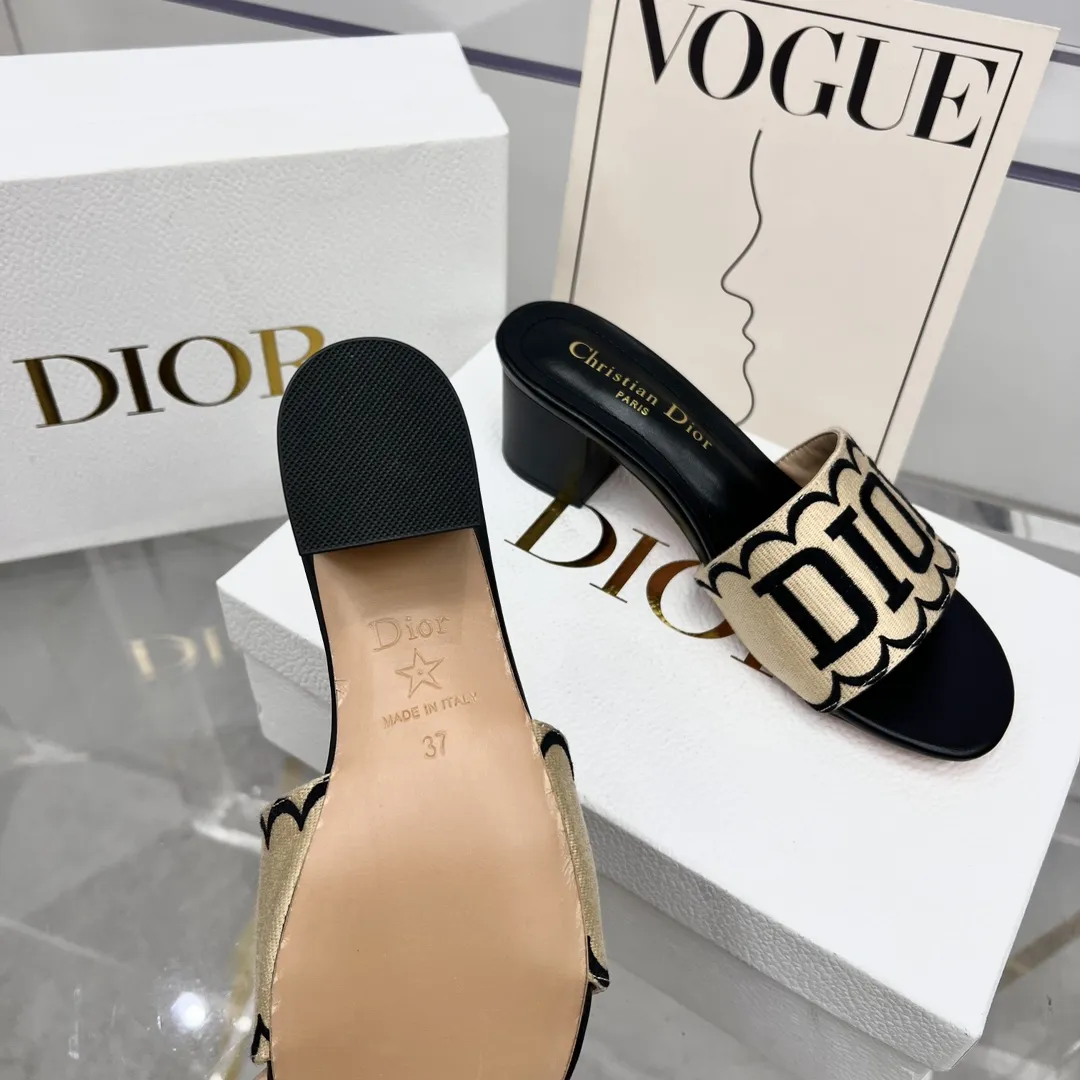 橙子出厂价💰80 Dior 迪奥春夏新款 刺绣字母拼色粗跟拖鞋 一字带中跟凉拖 跟高：4.5CM 码数：35-42
