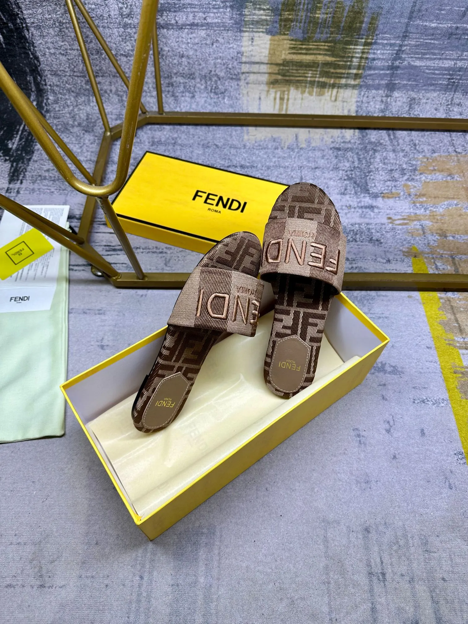 FENDI最新爆款,宽饰带平底拖鞋,条纹帆布材料+同色皮边缘,FF提花帆布鞋垫,同色羊皮垫脚,35-42码,橡胶大底p160,真皮大底p190