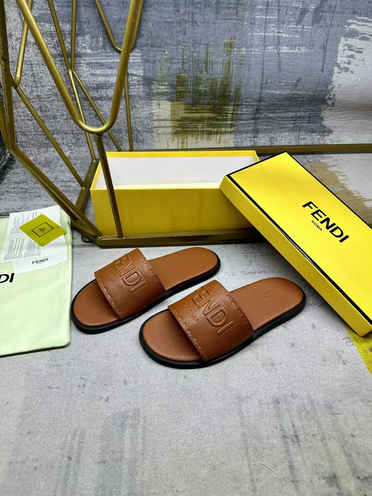 FENDI最新爆款宽饰带平底拖鞋，棕色粒面皮料鞋面和鞋底内垫，以同色系大号手工缝线，36-45码，跑量价Pp180