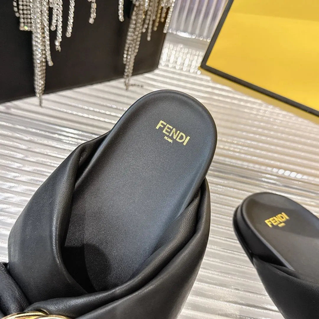 💰210元！Fendi 25ss 芬迪系列平底拖鞋 每年必备FF拖今年还加了新的系列，美到无法言喻 绝好的穿着舒适感可是经典必备，各种风格搭配都Hold的住！ ▪面料：羊皮 ▪内里：羊皮 ▪跟高：平底/3cm ▪鞋底：原版真皮大底 ▪Size：35-39（40.41定做）