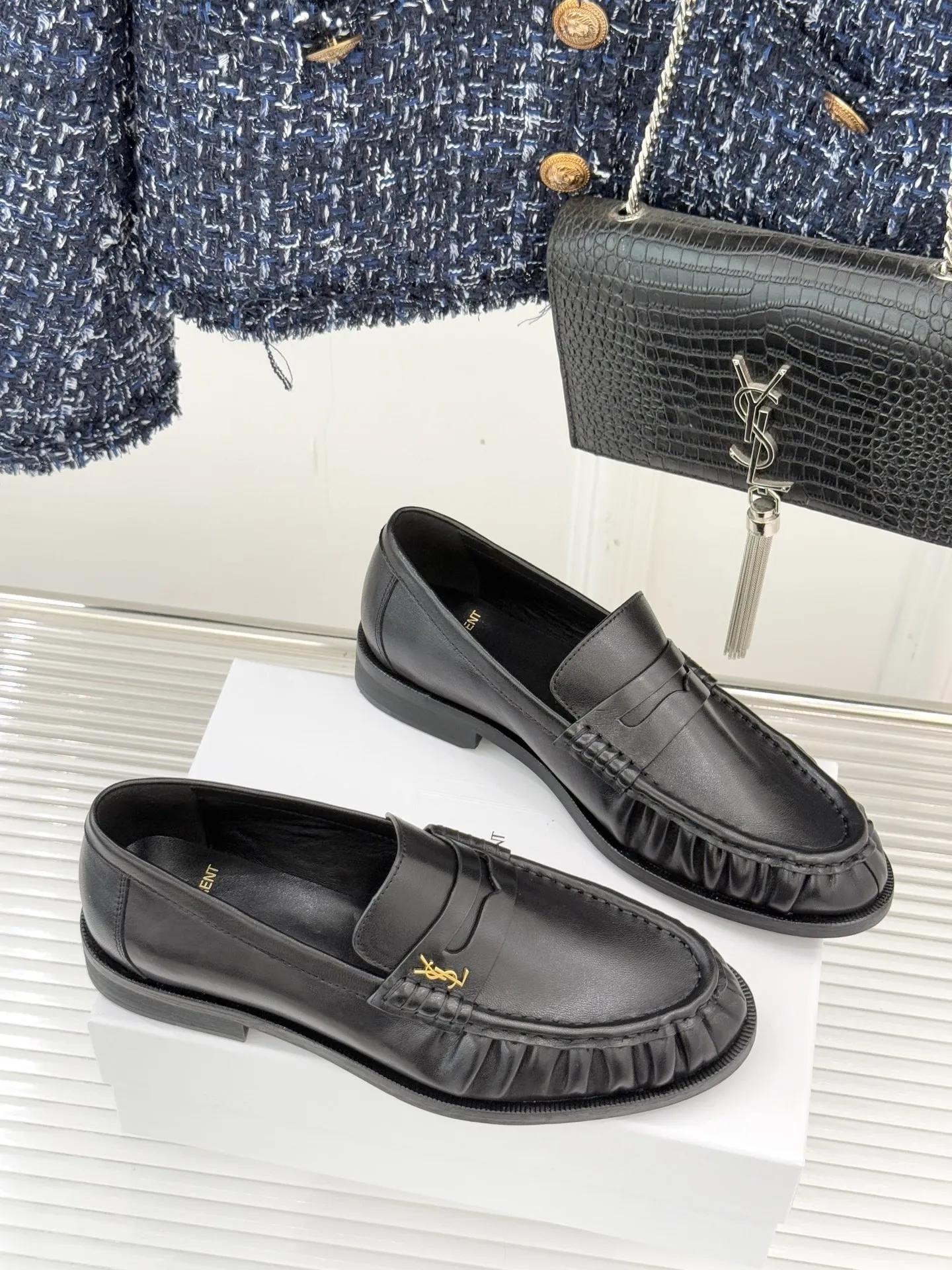 厂价💰男鞋380 Saint Lauren*圣罗兰2025YSL小logo 褶皱情侣款乐福鞋 标志性的小logo是这双鞋的灵魂所在 以低调而精致的姿态呈现于鞋身之上。 不同于张扬的大标识 它安静却醒目 用简洁线条勾勒出YSL独有的时尚DNA 在不经意间透露出品牌的深厚底蕴 鞋头的经典杏仁形设计 巧妙修饰脚型 在视觉上拉长足部线条 彰显优雅与秀气 。 情侣共赴的每一场约会 每一次出行 都因这双鞋的默契加持 成为低调又深刻的风格纪念。 面料采用原版定制皮料 内里垫脚均为羊皮 意大利进口真皮大底 size:女35-39(40/41/42定制) 男38-44(45/46/47定制)