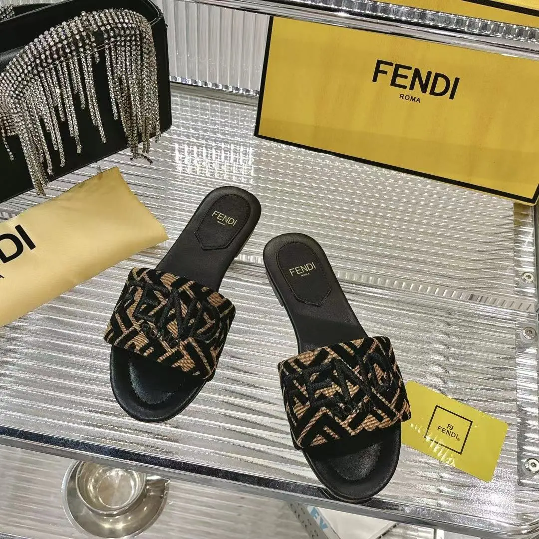 ，P200元𝐅𝐄𝐍𝐃*芬迪全新力作来袭！经典爆款的懒人拖，拥有顶级品质，乃是跑量爆款！请认准咱家的品质与做工哟！ 🆚 ꫛꫀꪝ Go➫ 其材质为：进口原版芬迪特殊面料，内里统统采用山羊皮，还有原版的真皮大底。码数为 35 至 41，[40、41 可定制]。