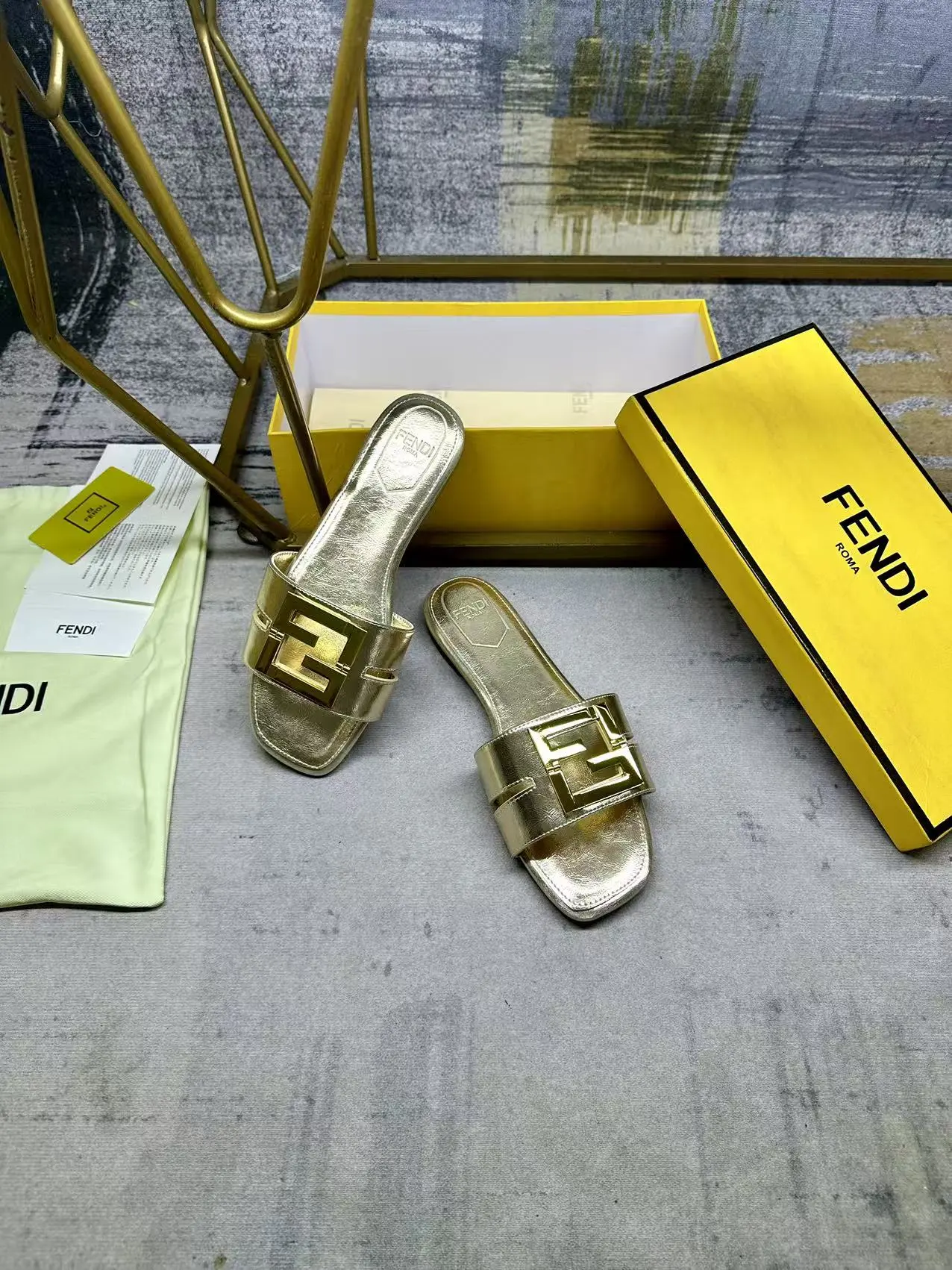 FENDI最新爆款方头平底拖鞋，金色面料+金属FF五金扣件，搭配同色内里垫脚，35-42码，橡胶大底Pp180，真皮大底Pp210