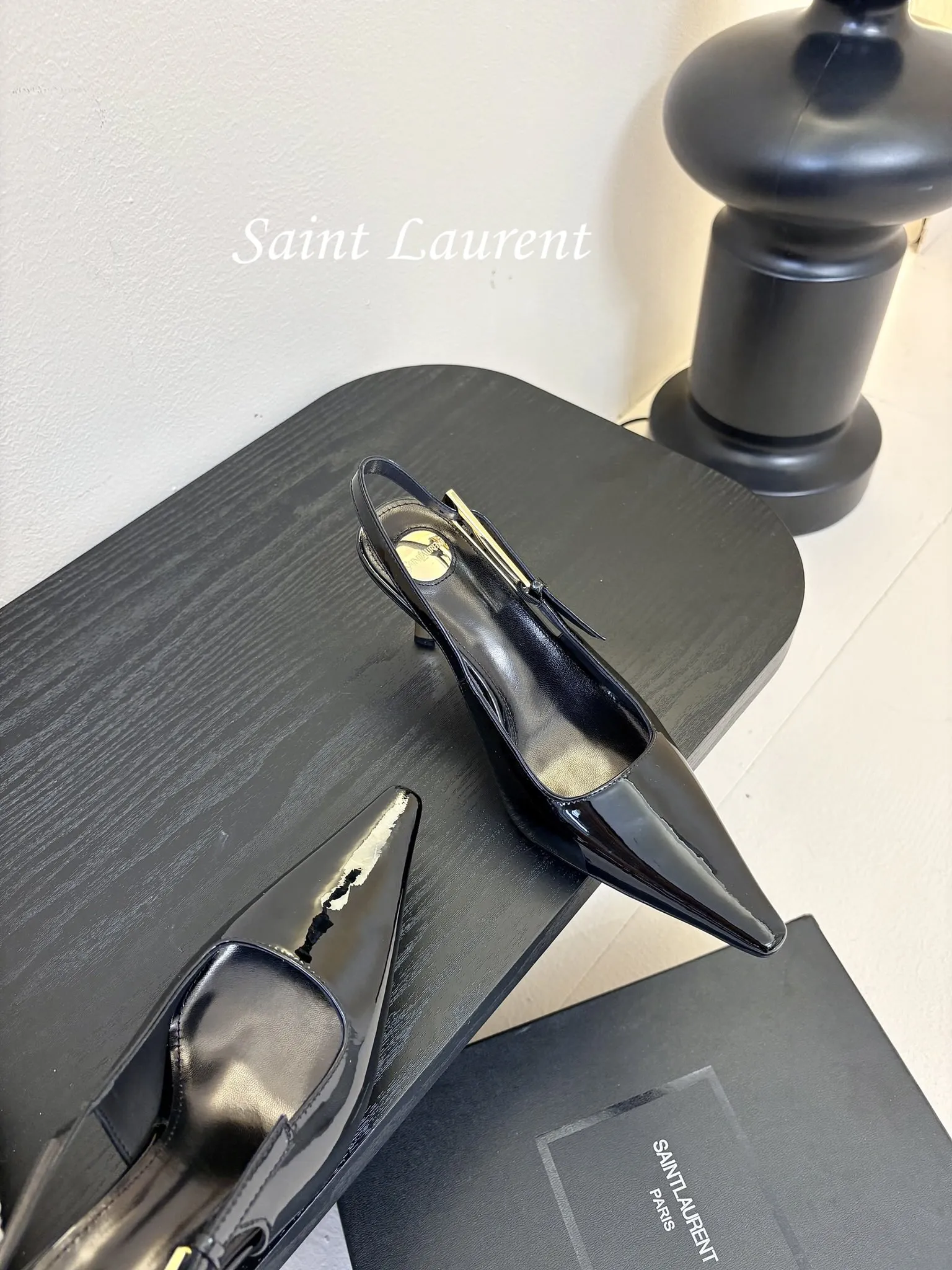💰270 独家爆品 Saint Lauren* 小金条高跟鞋 依日延续以往的高级和优雅ysl 小金条鞋跟真的太好看啦! Saint Laurent 方形尖头露跟高跟鞋 小金条鞋跟真的充分突显利落极简 年会聚会party必备 秒杀全场款 太吸睛了 鞋面:定制牛漆皮 大底:真皮大底 跟高:6.5CM 码数:35-40(40定制不退换