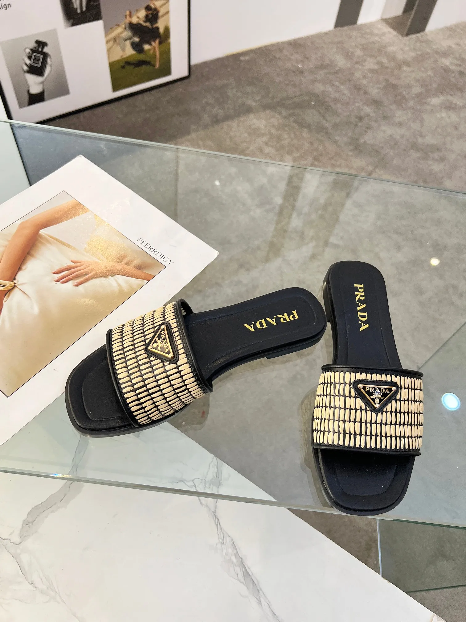 25ss普拉达🔥爆款抢先上。经典三角标系列。纯人工编制pp草,35-42码。橡胶底¥180。真皮底200