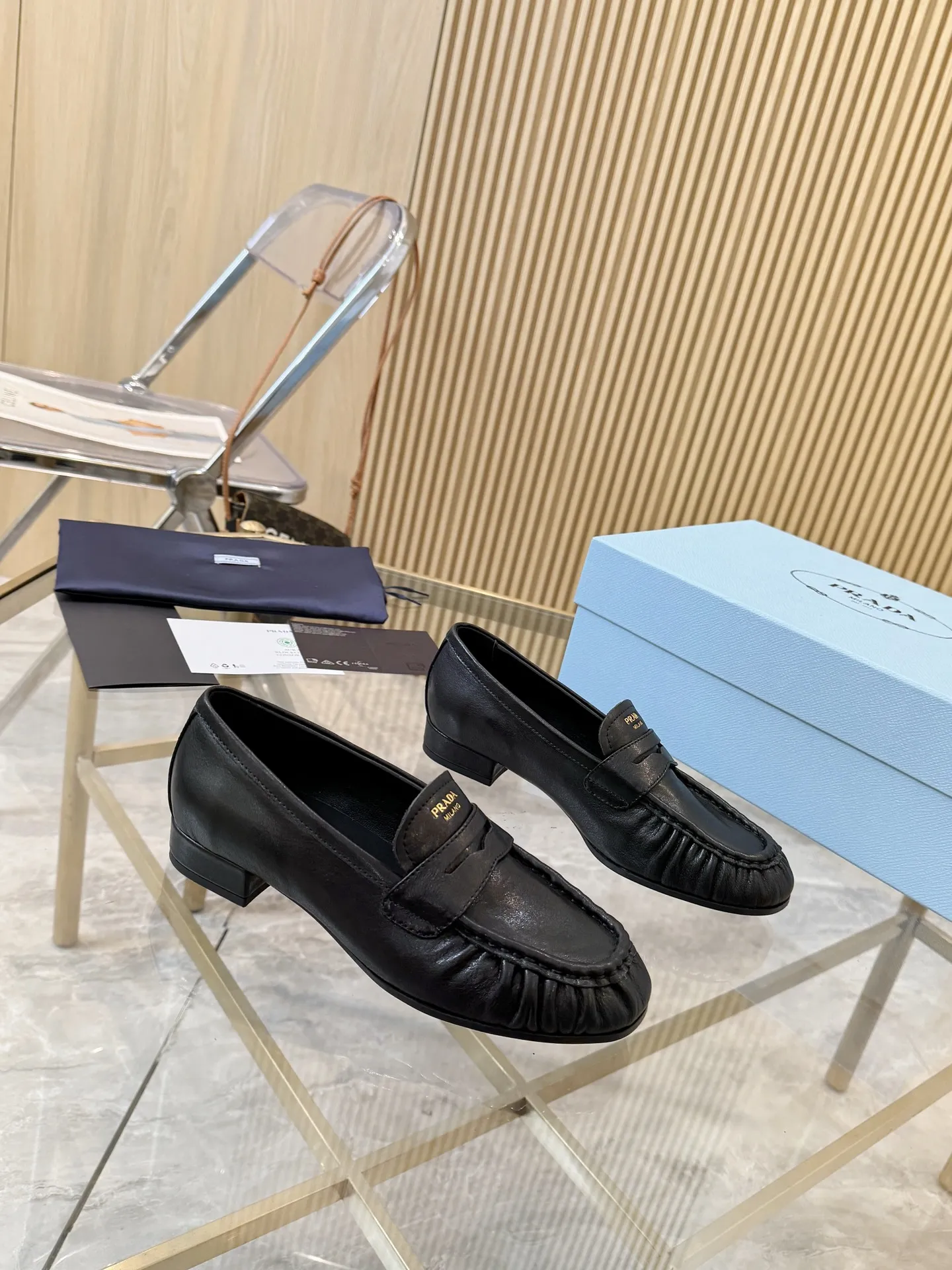 P250.皮面+20 size:35-42(41.42定制) 普拉达褶皱乐福鞋,深棕皮革+褶皱设计,复古又时髦!鞋面柔软,平底超舒适,通勤休闲都能轻松驾驭 。金属Logo点缀,品牌感满满,英伦风一脚蹬,穿脱超方便~无论搭西装裤还是牛仔裤,都能轻松打造随性高级感,是秋冬百搭神器