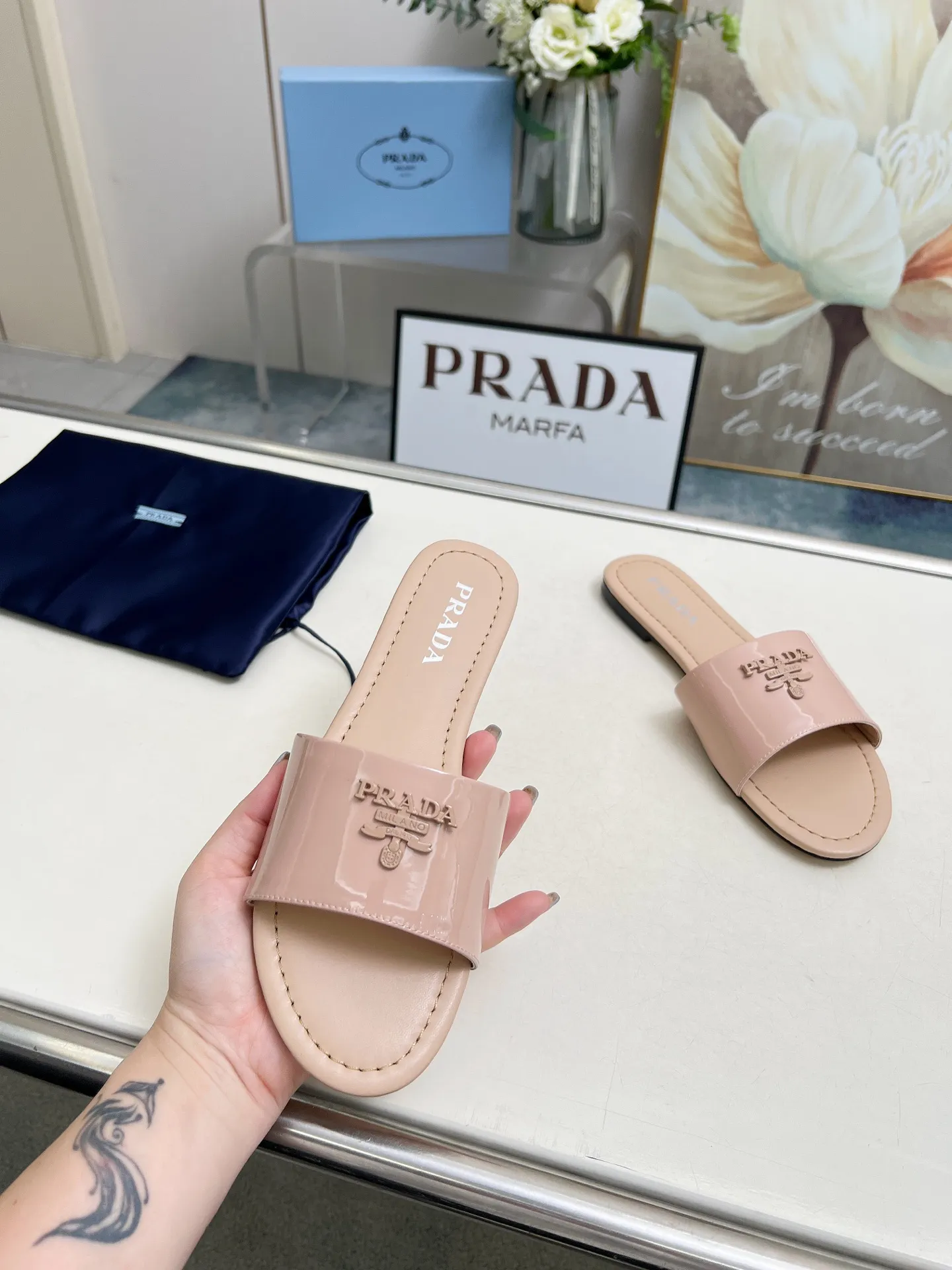 普拉达,2025最新款150(真皮底加180)尖头凉鞋春款新品,25年新款上市走秀明星新品时尚潮流【PRADA 普拉达】方头高跟方跟粗跟凉鞋后空单鞋。✨✨鞋面采用进口网丝+开边珠、内里垫脚为进口羊皮,意大利注塑真皮大底。跟高6cm 🐎size:35-40(41,42,43可定做,不退换)