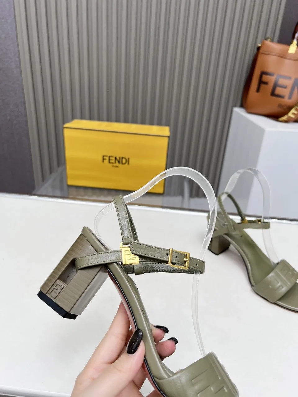 芬迪新款上线 跟高6CM 35-40(41、42、43定做)P230