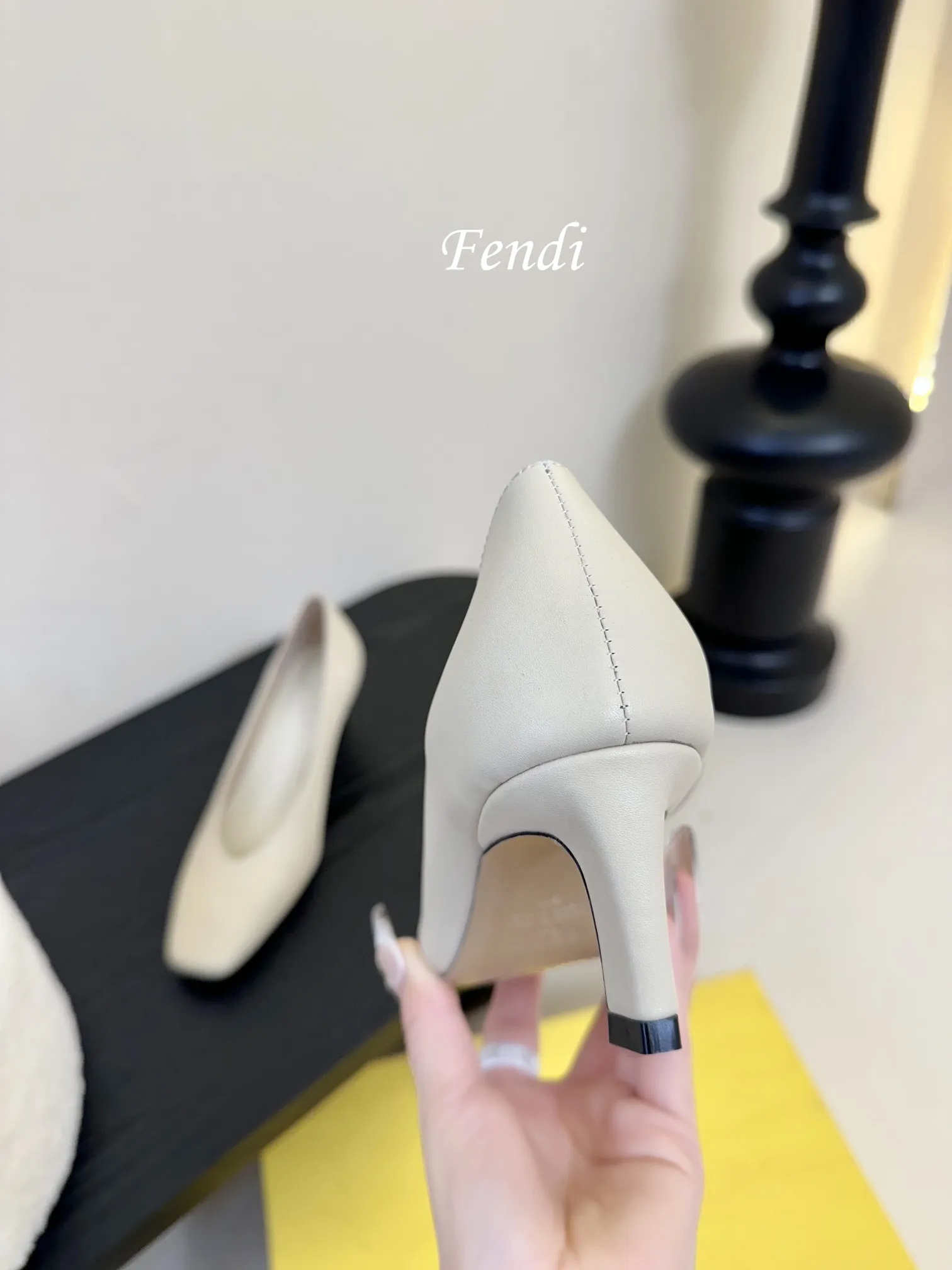 💰265 芬迪Fendi高跟鞋,小女人超闪blingbling白富美感觉来袭。 任何一款鞋履上脚,blingbling的超闪小女人就提现出来啦!穿着很舒适显脚的柔美线条不绷脚,颜色很艳丽没错啦!超显年轻的不分年龄均可穿着,上脚便是富家千金归来!! 📒📒📒📒📒📒📒📒📒📒📒 当季新品,众所周知,Fendi鞋子永远设计为高级感满满的,高端大气上档次且百搭永不过时,时尚潮流追随的脚步却无法落下,每个小女子一生都必须拥有一双F家时装跟鞋。 💪💪💪💪💪💪💪💪💪💪💪 🔰面料:纳帕牛皮材质。 🔰大底采用高真原色意大利牛皮底,4,5cm高跟。 🔰内里和垫脚为意制混种绵羊皮。👠 🔰size:35/39(34 40 41 42订做)。 🔰颜色:官方多色系,正品所有颜色均可下单制作。