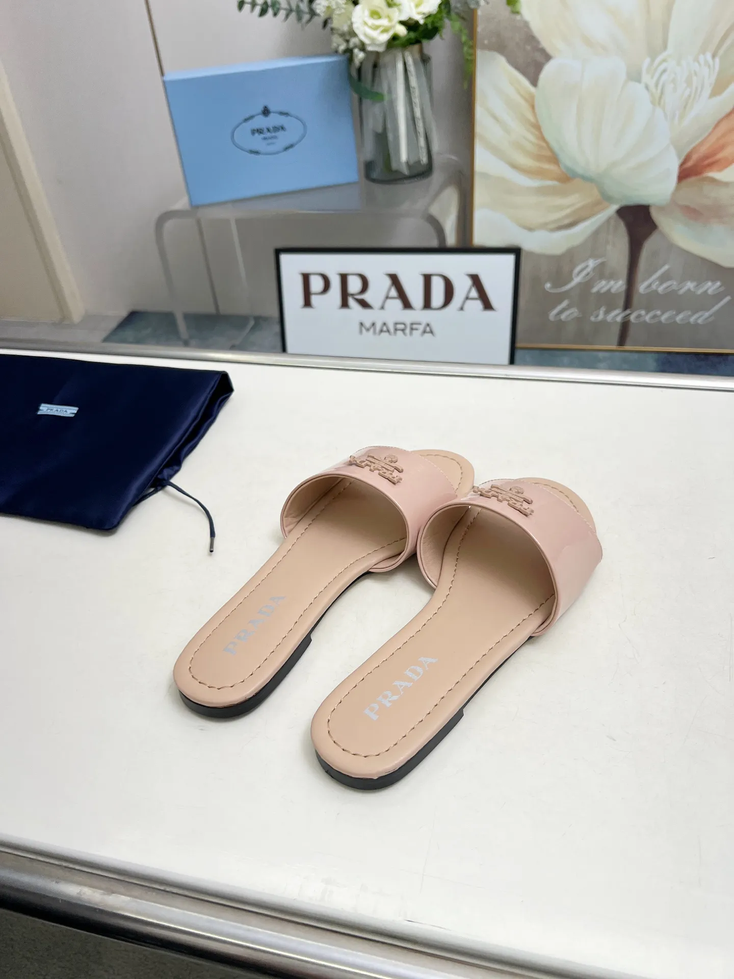 普拉达,2025最新款150(真皮底加180)尖头凉鞋春款新品,25年新款上市走秀明星新品时尚潮流【PRADA 普拉达】方头高跟方跟粗跟凉鞋后空单鞋。✨✨鞋面采用进口网丝+开边珠、内里垫脚为进口羊皮,意大利注塑真皮大底。跟高6cm 🐎size:35-40(41,42,43可定做,不退换)