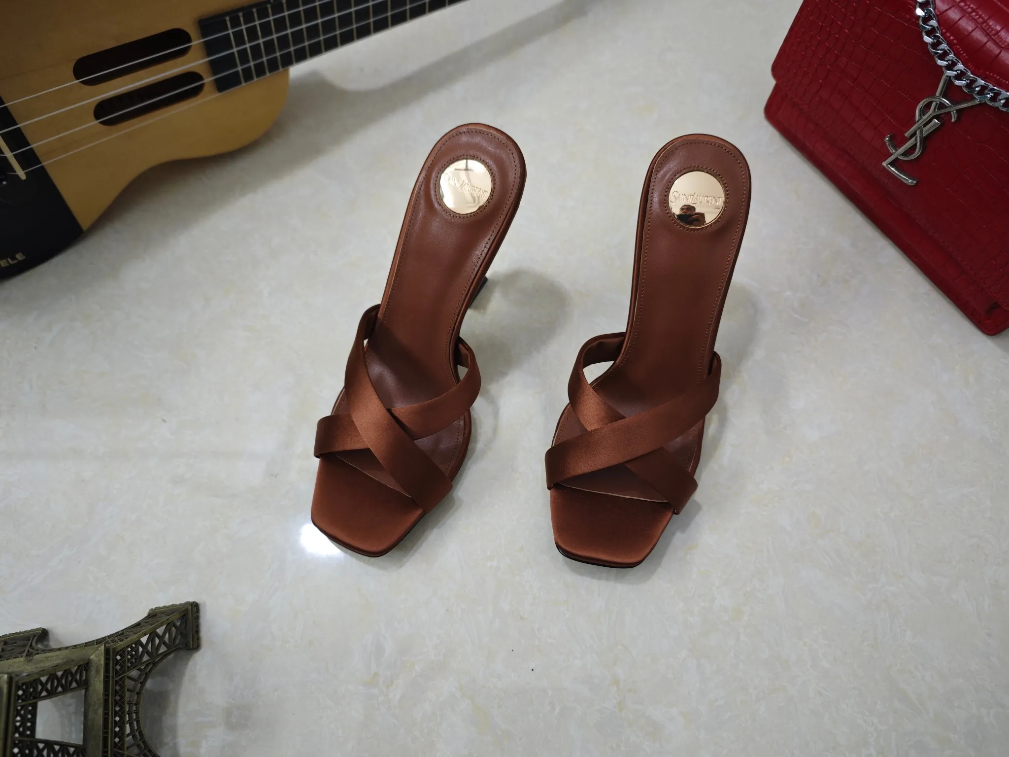 工厂价💰250【Saint Laurent】圣罗兰、高跟ysl字高跟鞋💃2025早春专柜同步最新款、YSL、装饰👠 经典上乘美艳力作 专柜最火秋冬系列 兼备气质 时尚 经典耐看的设计风格 😌上脚效果特别美〰️，材料采用🇮🇹意大利进口小黑牛，进口黑羊皮、内里、垫脚；绵羊皮、细跟高跟鞋，码数35-41码（34.41.42要定做，不退换）大底；进口真皮大底、配专柜全套包装