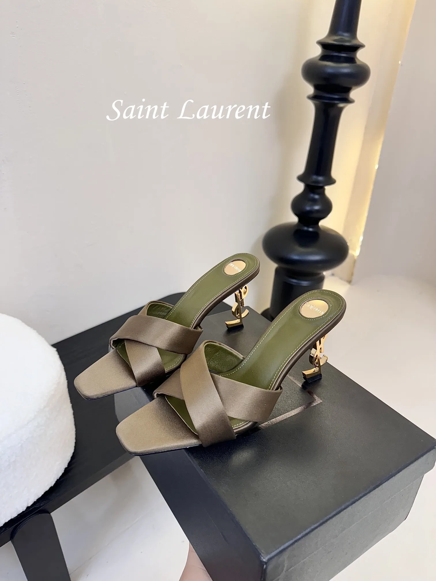 💰280 Saint Laurent / 圣罗兰Lee金属钻链条尖头高跟鞋YSL姐姐的美丽尤物高跟鞋 又是人间圣罗兰 Rose同款的高跟鞋化很好修饰脚型，奢华金属链 这几年SLP是在高跟鞋越来越懂女人了朝摒奔了防水台款的尴尬设计印象ysl绝美高跟鞋 鞋面：真丝 鞋底：真皮大底 跟高：约11cm 尺码：35-42(40-42定制不退不换)