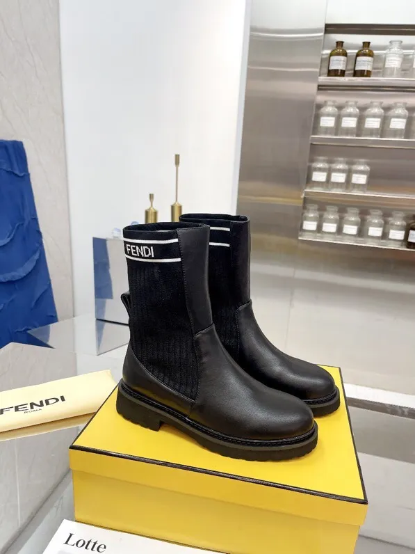 长期有货,,工厂💖p260 🔥🔥经典FenDi马丁靴(专柜都是断货王)各种单品都印上了FF logo…💖💖💖 今年新色🌈🌈🌈logo大气时尚 明星欧阳娜娜 大表姐刘雯都有穿的经典款 材质:原版1:1复刻针织靴筒 鞋面:选用顶级定制哑光一级牛皮 🔥🔥专柜同款大底➰橡胶泡沫底➕耐磨绒沿条 脚感超轻 ~🌺🌺🌺 尺码:35–40:☘️(40.41.42不退换)