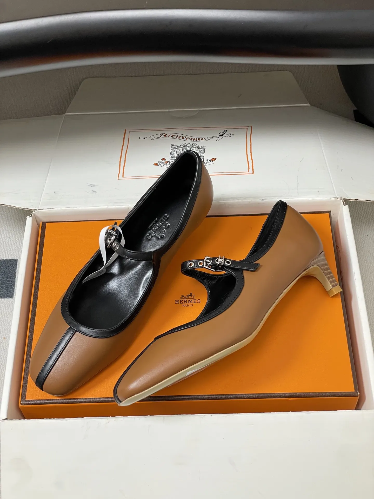 p330-顶级品质 Hermes 爱马仕🐎 H家25s早秋新款 Lilibeth 40高跟鞋 芭蕾舞鞋玛丽珍小猫跟单鞋 Toscan小牛皮高跟鞋,搭配标志性‘H’鞋扣和撞色滚边。打造精致柔美造型。 尖头设计经典且时尚,能够在视觉上拉长腿部线条,使双脚看起来更加修长。鞋面上有一条细长的鞋带,增加了鞋子的层次感和设计感。鞋带上配有一个精致的金属扣装饰,为整体造型增添了一丝亮点和时尚感。 这双鞋整体风格简约而不失优雅,融合了经典与时尚元素。主色调使其具有很强的百搭性,无论是搭配正式的服装还是休闲的服饰,都能展现出不同的风格魅力。 鞋面:小牛皮/定制真丝绒 内里垫脚:小羊皮 鞋底:意大利A级真皮大底 跟高:4cm 码数:35-39(40.41.42 定做不退换)