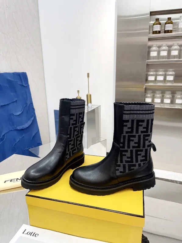 长期有货，，工厂💖p260 🔥🔥经典FenDi马丁靴（专柜都是断货王）各种单品都印上了FF logo&hellip;💖💖💖 今年新色🌈🌈🌈logo大气时尚 明星欧阳娜娜 大表姐刘雯都有穿的经典款 材质:原版1:1复刻针织靴筒 鞋面:选用顶级定制哑光一级牛皮 🔥🔥专柜同款大底➰橡胶泡沫底➕耐磨绒沿条 脚感超轻 ～🌺🌺🌺 尺码:35&ndash;40:☘️(40.41.42不退换)