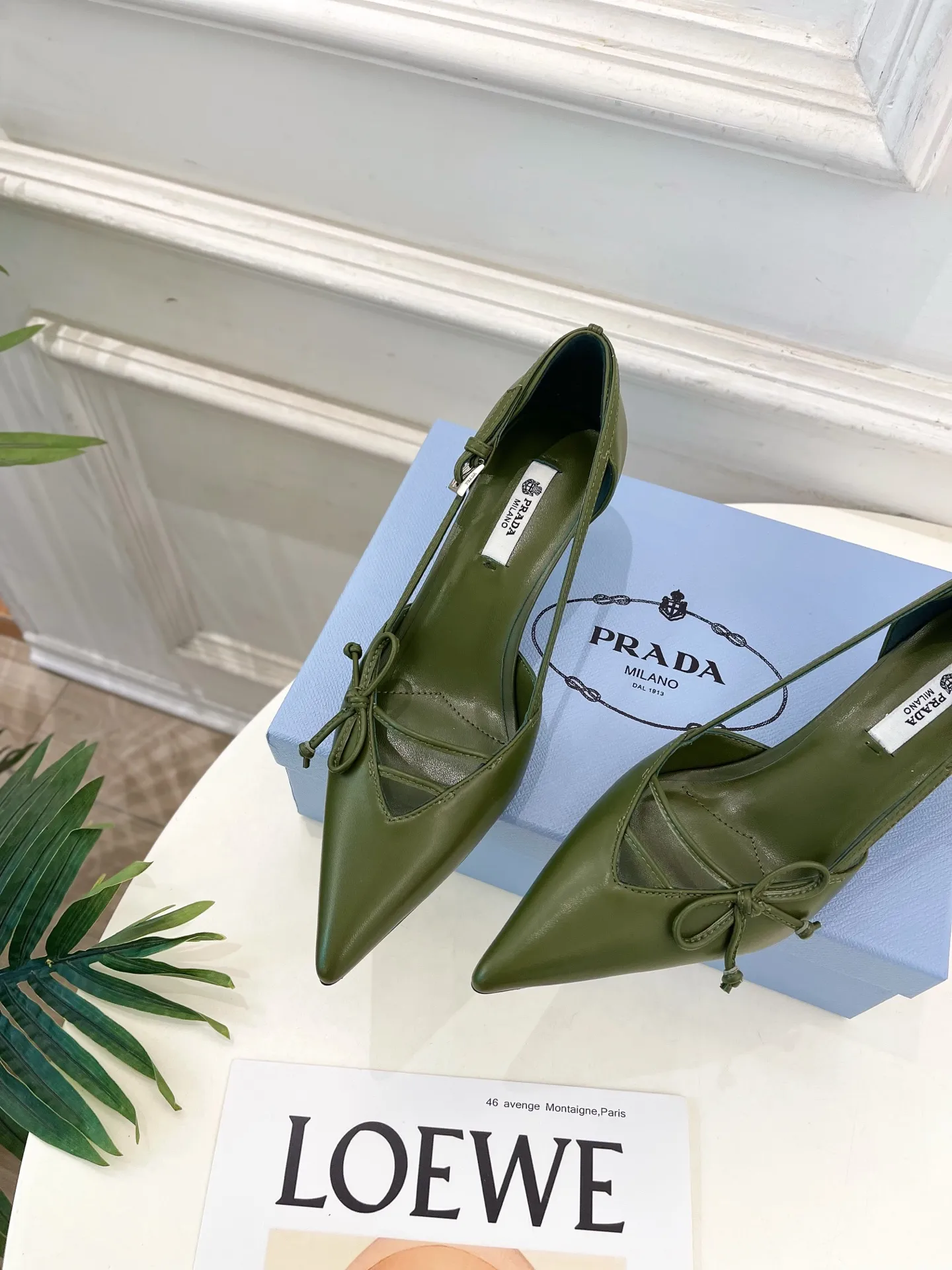 PRADA 普拉达 26𝐬𝐬 🌈2026春夏新品 专柜走秀款 尖头小猫跟蝴蝶结中空凉鞋 系列〰 ◽鞋面：原版高定制小羊皮/牛漆皮 ◽️ 内里：进口水染羊皮 ◽大底：原版意大利真皮大底 ◽️ 跟高：5.5cm/7.5cm ◽鞋码: 35-39（40.41.定做不退换） ◽出厂价：💰300（配飞机盒➕10）