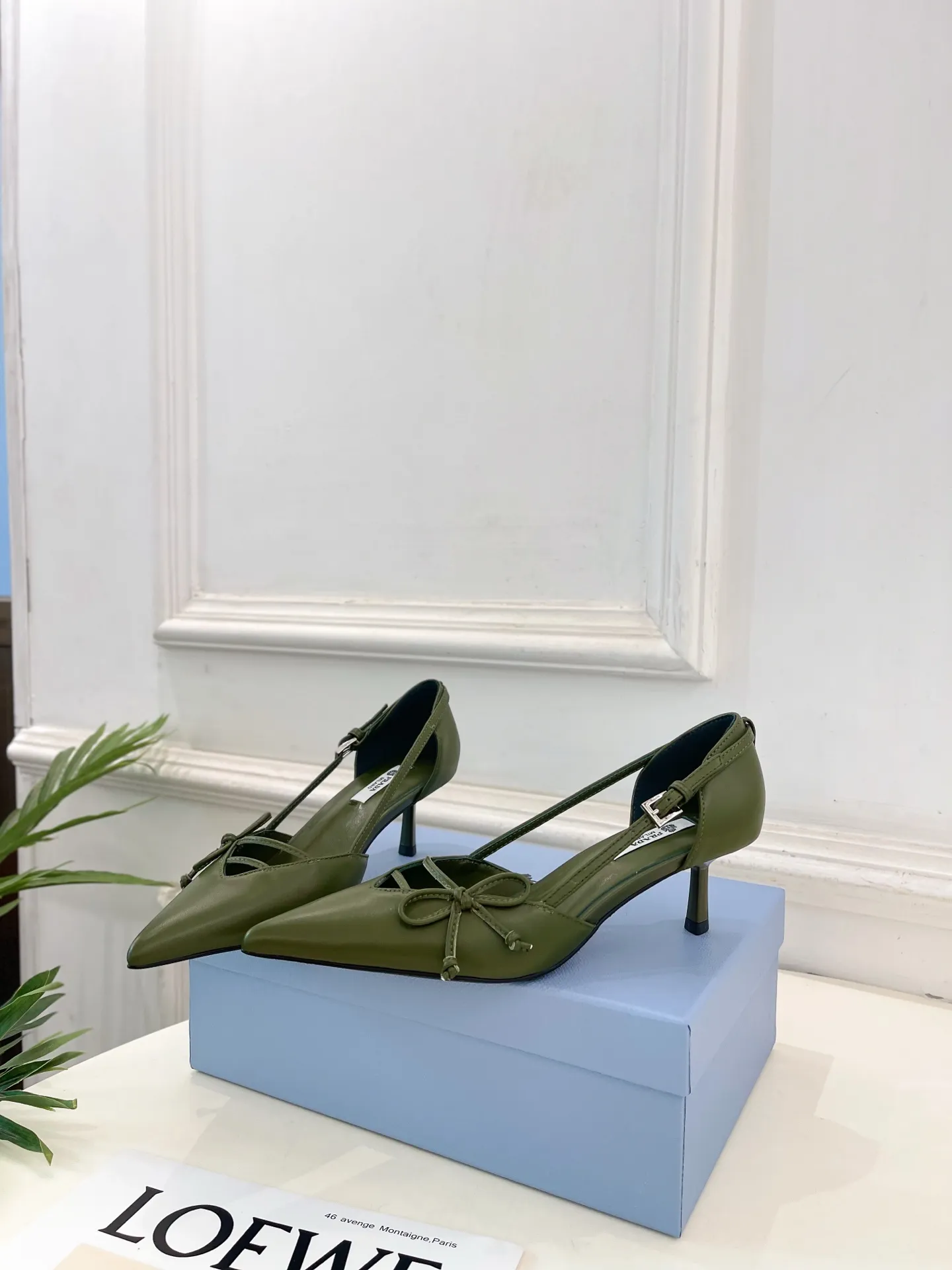 PRADA 普拉达 26𝐬𝐬 🌈2026春夏新品 专柜走秀款 尖头小猫跟蝴蝶结中空凉鞋 系列〰 ◽鞋面：原版高定制小羊皮/牛漆皮 ◽️ 内里：进口水染羊皮 ◽大底：原版意大利真皮大底 ◽️ 跟高：5.5cm/7.5cm ◽鞋码: 35-39（40.41.定做不退换） ◽出厂价：💰300（配飞机盒➕10）