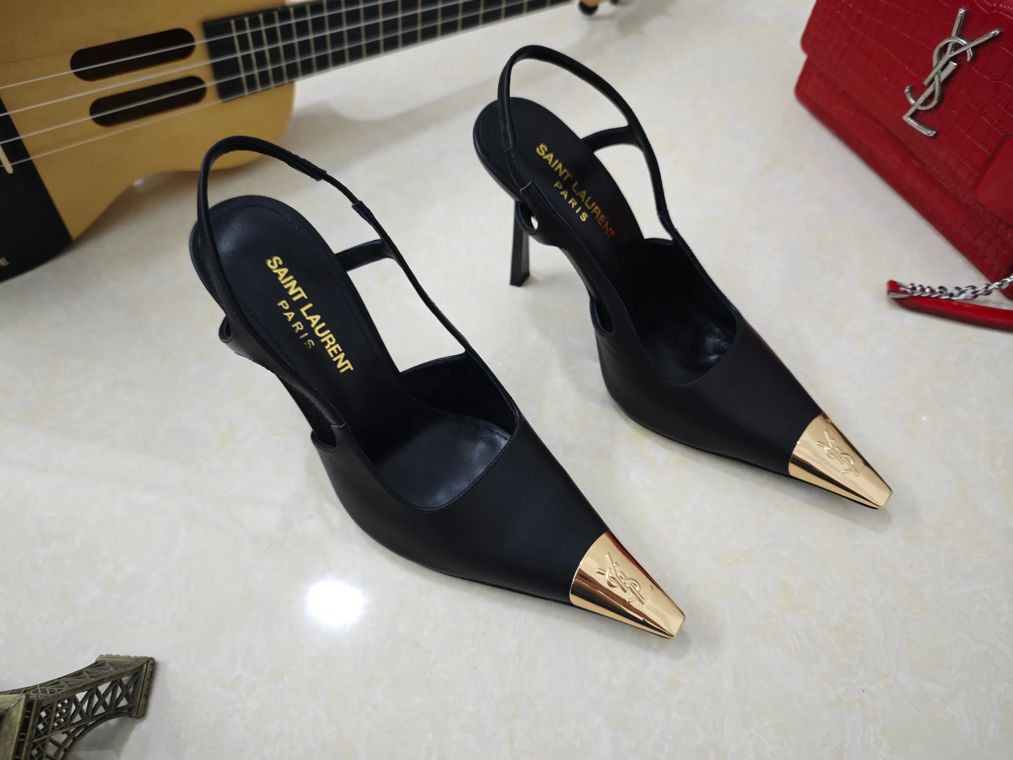 工厂价💰260【Saint Laurent】圣罗兰、高跟ysl字凉鞋💃2024早秋专柜同步最新款、YSL、装饰👠 经典上乘美艳力作 专柜最火春夏系列 兼备气质 时尚 经典耐看的设计风格 😌上脚效果特别美〰️，材料采用🇮🇹意大利进口小黑牛，进口黑漆皮、内里、垫脚；绵羊皮、平跟单鞋，码数35-41码（34.41.42要定做，不退换）大底；进口真皮大底、配专柜全套包装