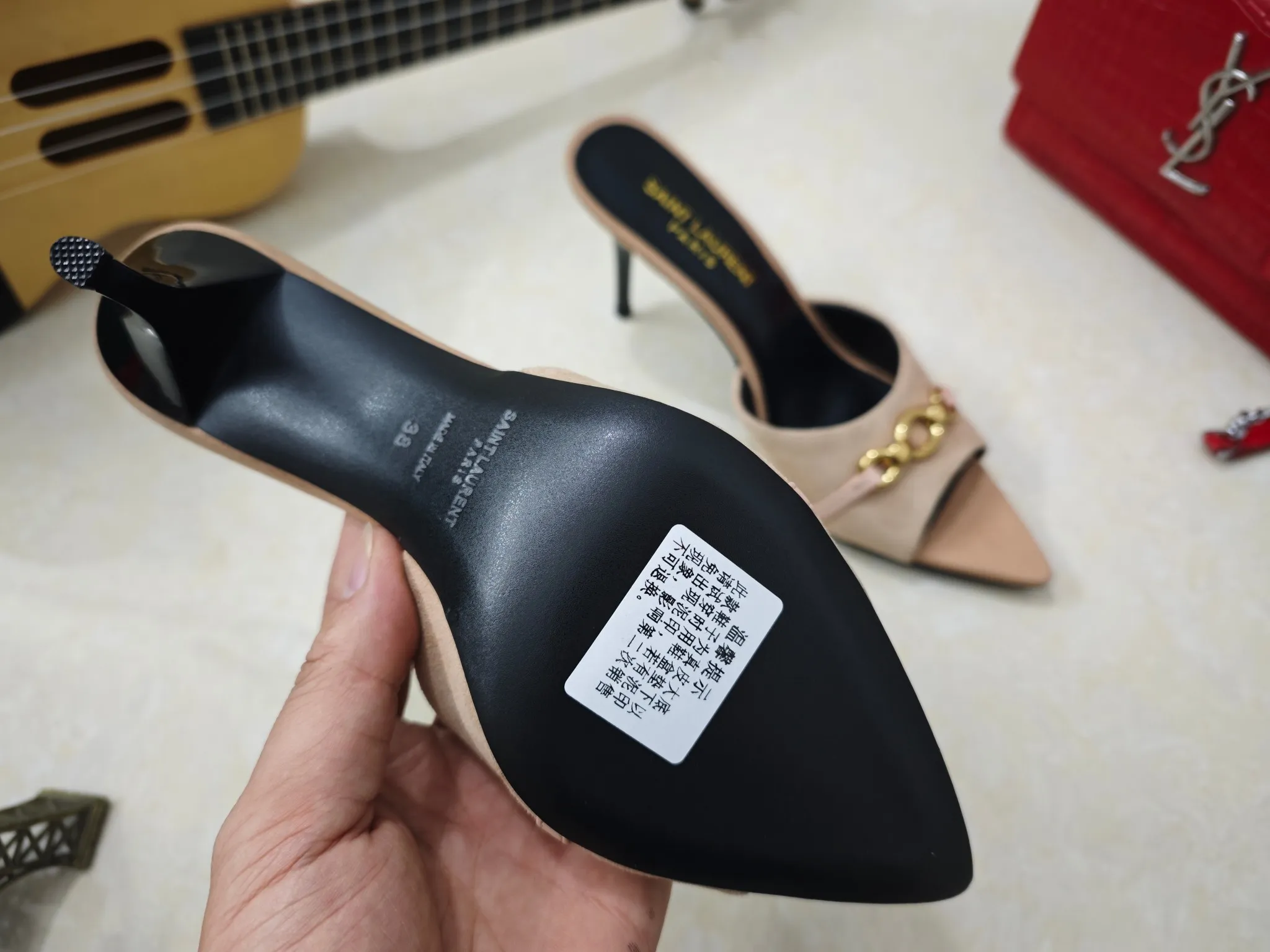 工厂价💰240【Saint Laurent】圣罗兰、细跟ysl字凉鞋💃2025早春专柜同步最新款、YSL、装饰👠 经典上乘美艳力作 专柜最火春夏系列 兼备气质 时尚 经典耐看的设计风格 😌上脚效果特别美〰️，材料采用🇮🇹意大利进口黑羊猄、内里、垫脚；绵羊皮、中跟凉鞋，码数35-41码（34.41.42要定做，不退换）大底；进口真皮大底、配专柜全套包装