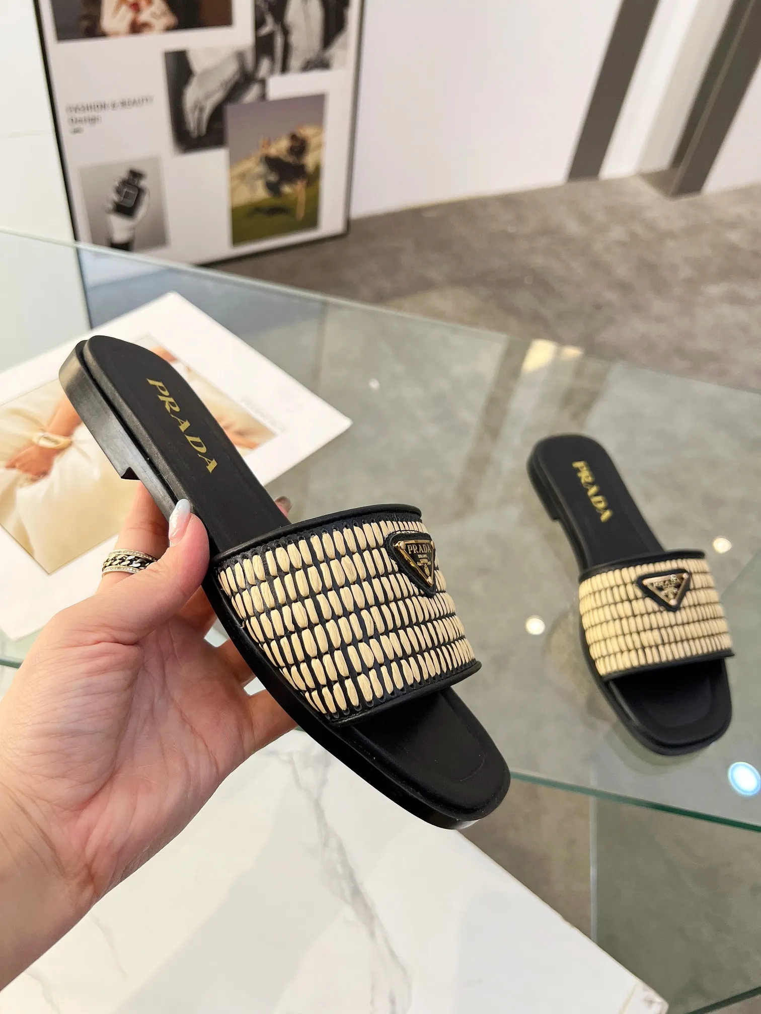 25ss普拉达🔥爆款抢先上。经典三角标系列。纯人工编制pp草,35-42码。橡胶底¥180。真皮底200