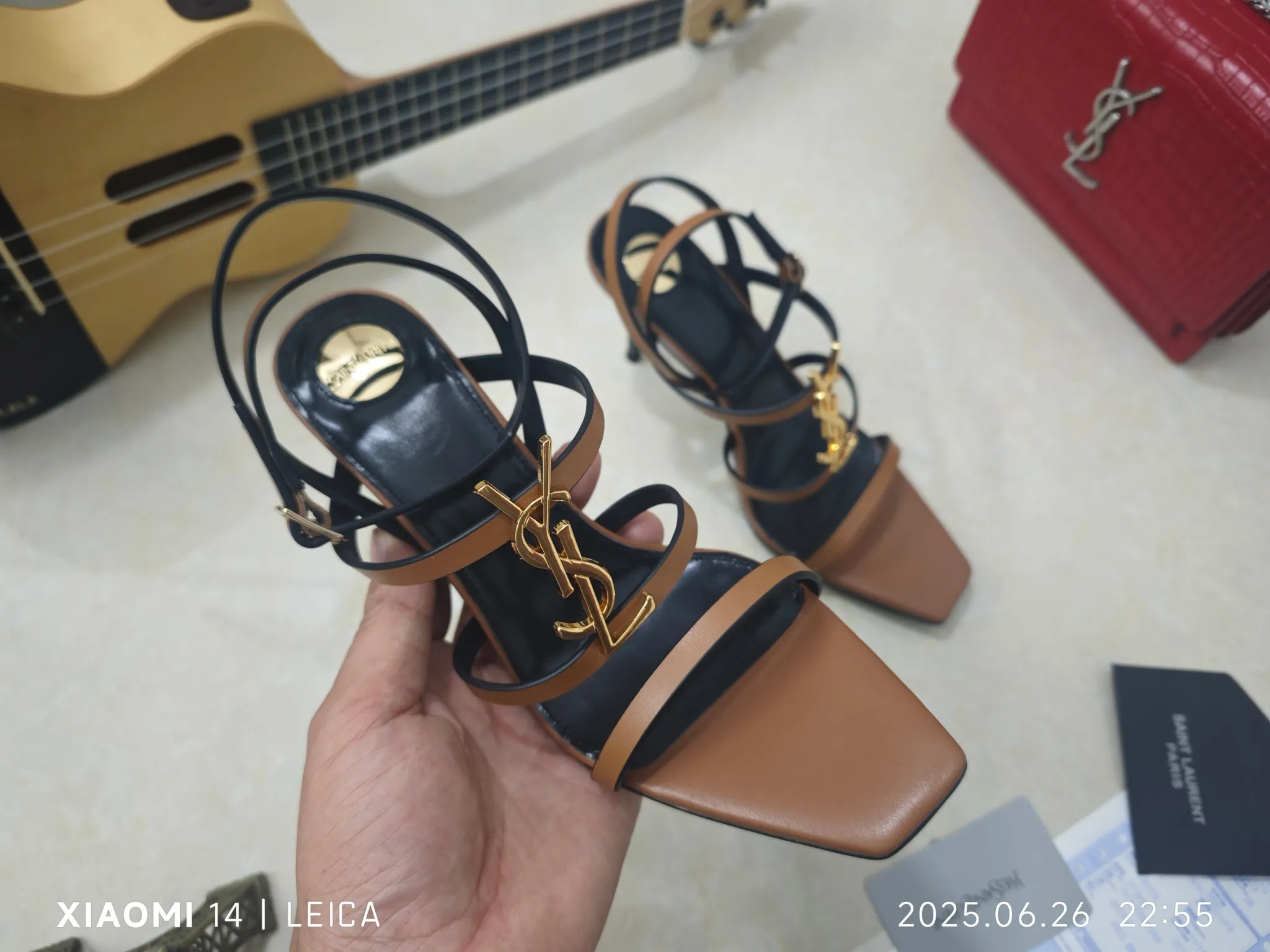 工厂价💰240【Saint Laurent】圣罗兰、细跟ysl字凉鞋💃2025早秋专柜同步最新款、YSL、装饰👠 经典上乘美艳力作 专柜最火春夏系列 兼备气质 时尚 经典耐看的设计风格 😌上脚效果特别美〰️，材料采用🇮🇹意大利进口小黑牛，进口黑漆皮、内里、垫脚；绵羊皮、跟高 细跟9cm 码数35-41码（34.41.42要定做，不退换）大底；进口真皮大底、配专柜全套包装