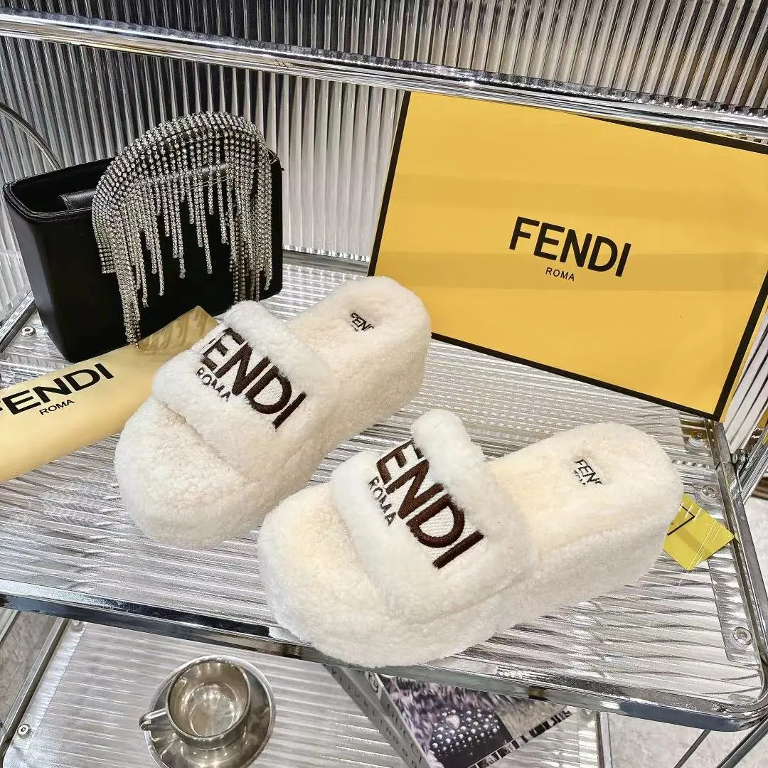 l新款 FENDI 芬迪毛毛拖，专柜原装正版原版复刻爆款来袭✨今天给你们分享这款超火的 FENDI 芬迪毛毛拖！👏 🐑采用原版羊羔毛，质感无敌，摸上去那叫一个柔软舒服，就像踩在云朵上☁️，而且真的是超级暖和 👠全真皮羊羔毛材质，尽显原版品质，从鞋面到鞋垫，每一处细节都彰显着精致与奢华。 😎上脚效果更是惊艳，不仅好看时尚，还能瞬间提升整体穿搭的格调，让你成为街头的时尚焦点。 🎁原版包装，仪式感满满。 📏码数:35 -40 码出厂价💰240元