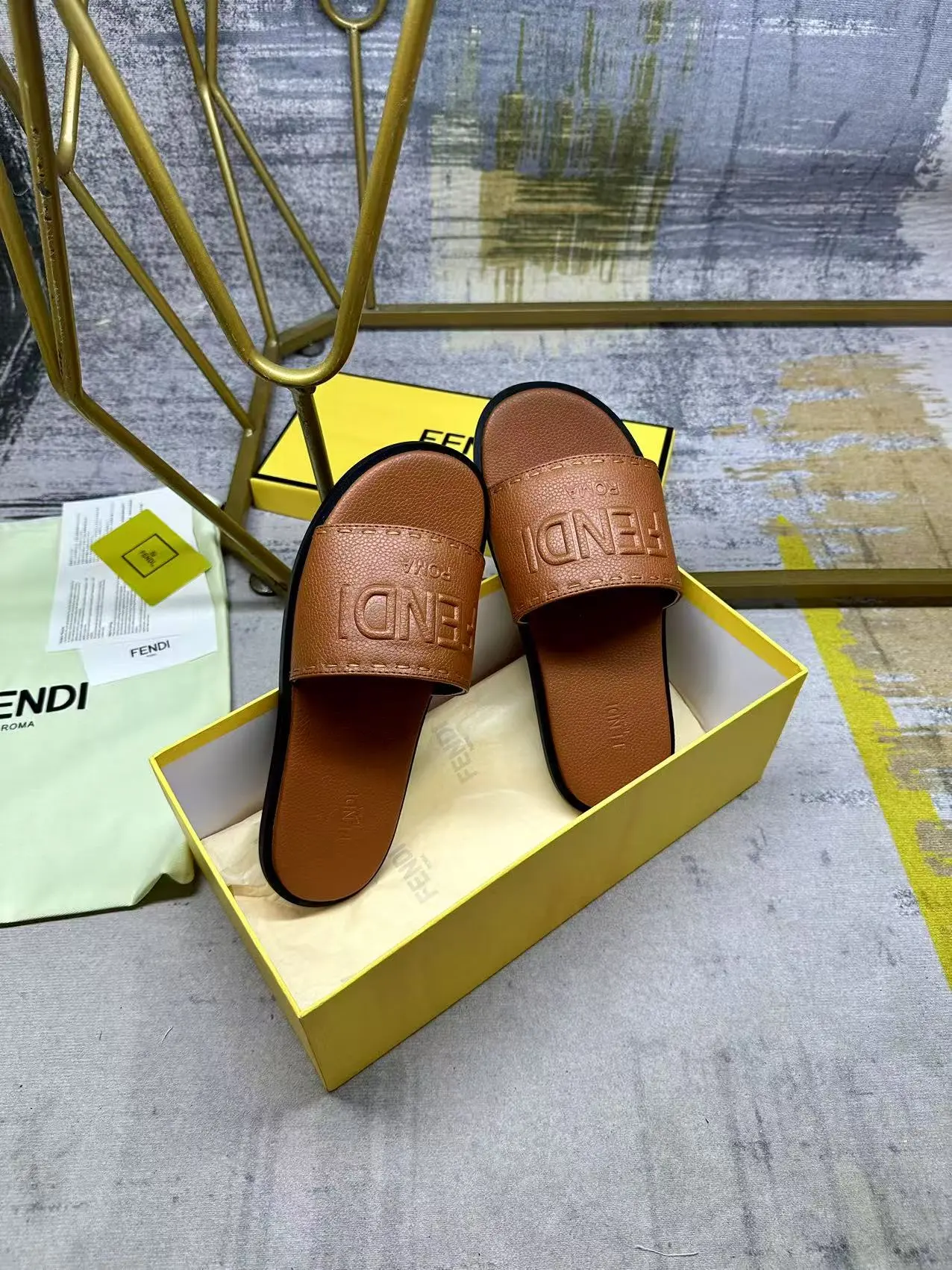 FENDI最新爆款宽饰带平底拖鞋，棕色粒面皮料鞋面和鞋底内垫，以同色系大号手工缝线，36-45码，跑量价Pp180