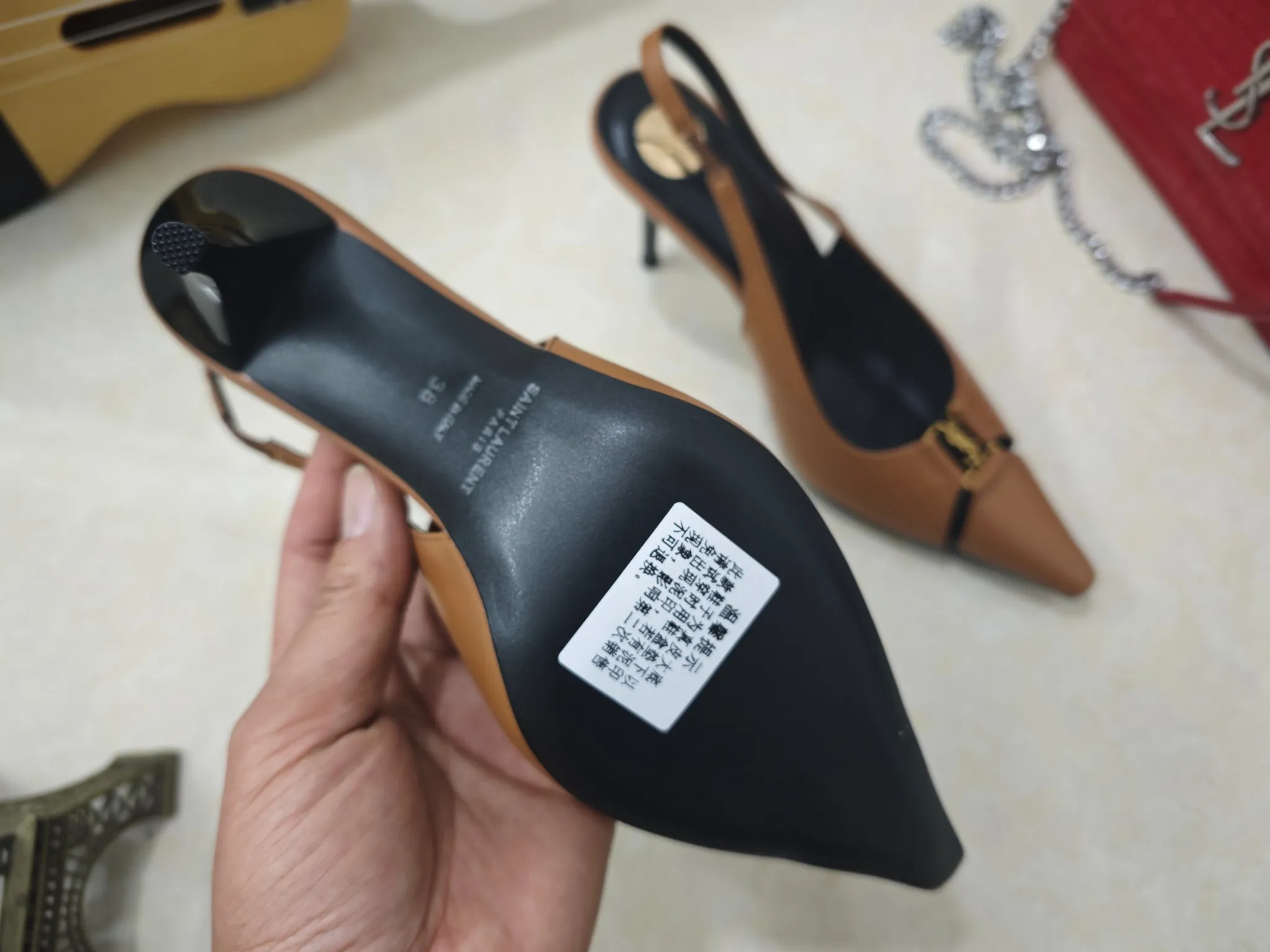 工厂价💰250【Saint Laurent】圣罗兰、高跟ysl字高跟鞋💃2025早春专柜同步最新款、YSL、装饰👠 经典上乘美艳力作 专柜最火秋冬系列 兼备气质 时尚 经典耐看的设计风格 😌上脚效果特别美〰️，材料采用🇮🇹意大利进口小黑牛，进口黑羊皮、内里、垫脚；绵羊皮、细跟高跟鞋，码数35-41码（34.41.42要定做，不退换）大底；进口真皮大底、配专柜全套包装