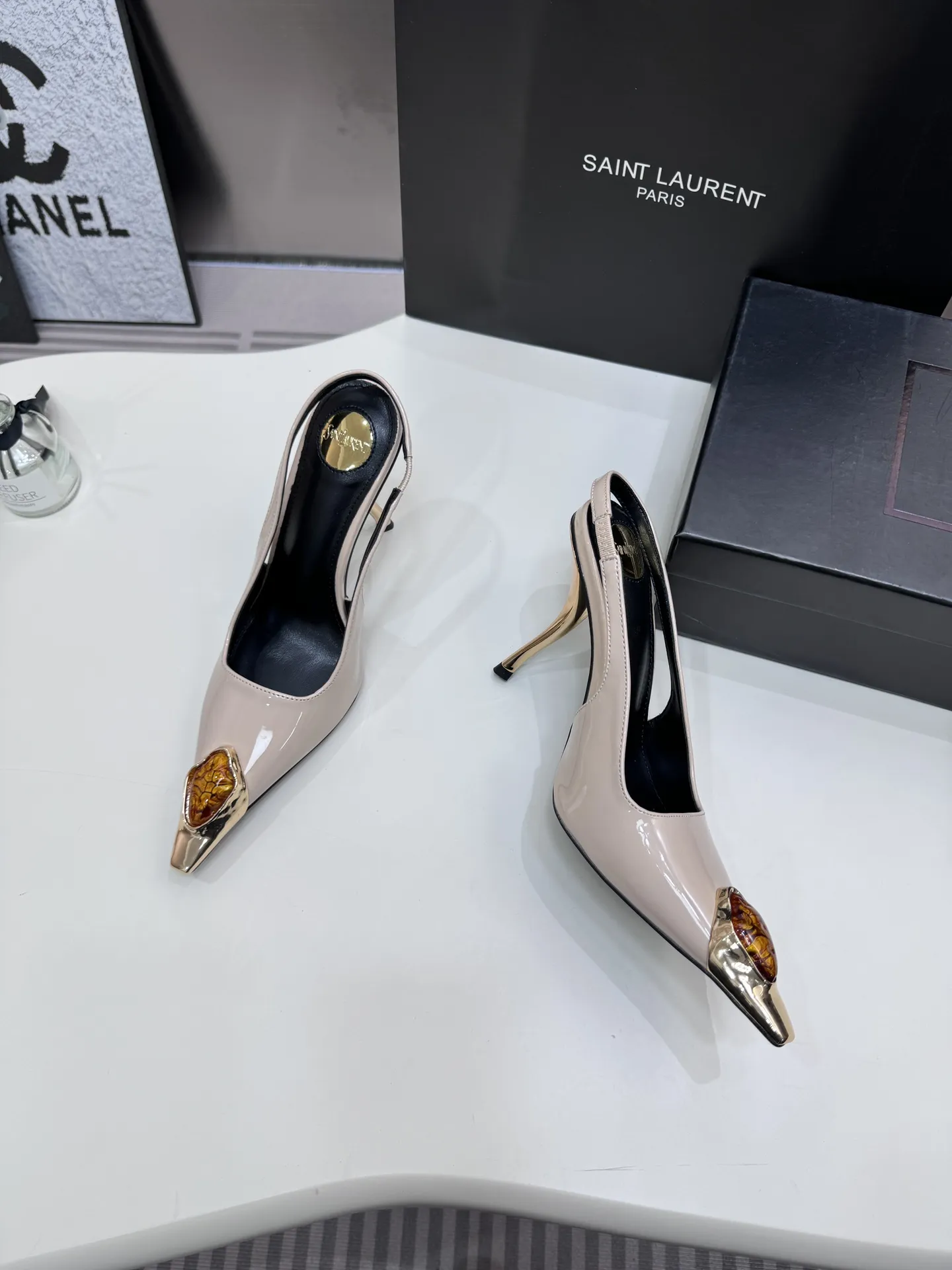 橙子出厂价💰105 Saint lauret 圣罗兰 YSL新款 复古宝石高跟凉鞋 高跟鞋 细跟单鞋 优雅大气 各种小裙子搭配起来 完全不挑脚型哦 通透的闪钻在光线的照耀下呈现幻彩 真的美的过分 上脚显白的让人上头！细巧水晶链饰点亮脚踝纤雅线条 释放无限♾优雅魅力 探索更多臻选高跟鞋！ 跟高：7CM、9CM 码数：34-40
