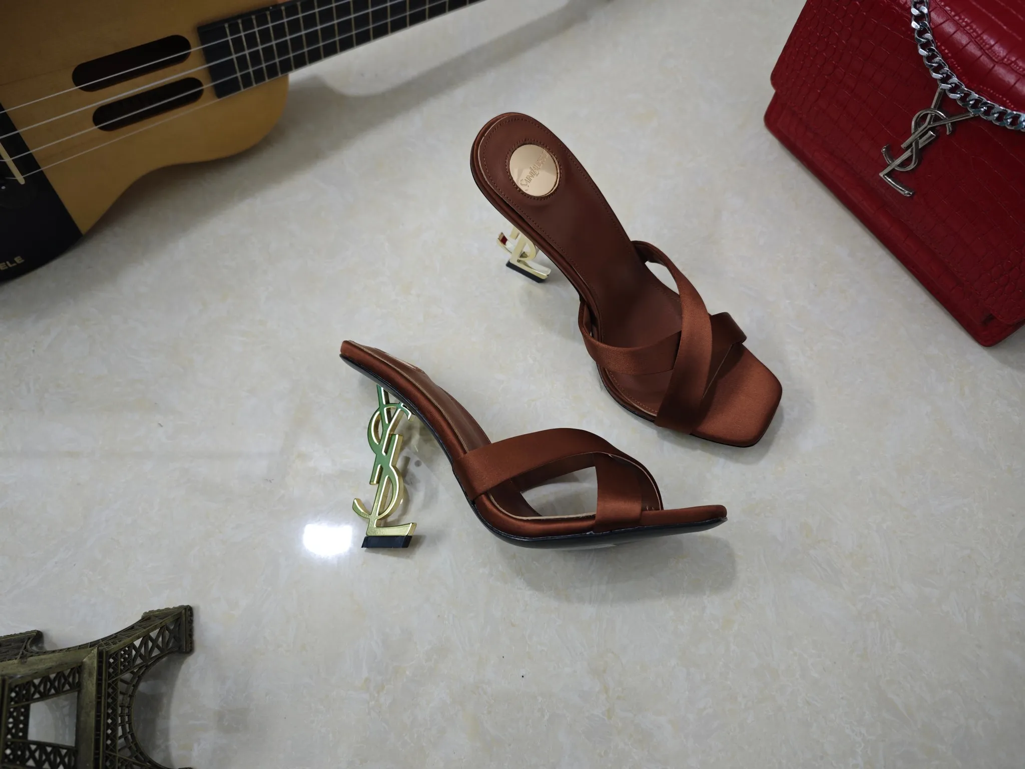 工厂价💰250【Saint Laurent】圣罗兰、高跟ysl字高跟鞋💃2025早春专柜同步最新款、YSL、装饰👠 经典上乘美艳力作 专柜最火秋冬系列 兼备气质 时尚 经典耐看的设计风格 😌上脚效果特别美〰️,材料采用🇮🇹意大利进口小黑牛,进口黑羊皮、内里、垫脚;绵羊皮、细跟高跟鞋,码数35-41码(34.41.42要定做,不退换)大底;进口真皮大底、配专柜全套包装