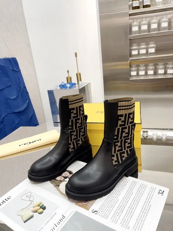 长期有货，，工厂💖p260 🔥🔥经典FenDi马丁靴（专柜都是断货王）各种单品都印上了FF logo&hellip;💖💖💖 今年新色🌈🌈🌈logo大气时尚 明星欧阳娜娜 大表姐刘雯都有穿的经典款 材质:原版1:1复刻针织靴筒 鞋面:选用顶级定制哑光一级牛皮 🔥🔥专柜同款大底➰橡胶泡沫底➕耐磨绒沿条 脚感超轻 ～🌺🌺🌺 尺码:35&ndash;40:☘️(40.41.42不退换)