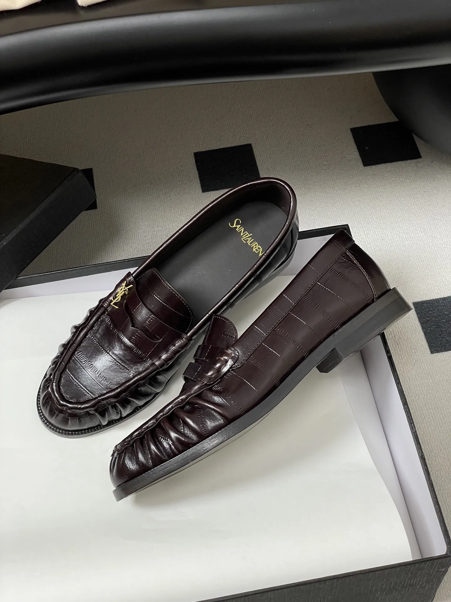 p310-顶级品质 Saint Laurent 圣罗兰fw26 new arrival～ YSL LE LOAFER系列 26Fw春夏新款复古质感鳗鱼纹褶皱乐福鞋/穆勒鞋麂皮绒面老钱风单鞋/半拖鞋一脚蹬休闲鞋 标志性褶皱鞋头+手工莫卡辛缝线，自带复古松弛感；鞋身是乐福鞋经典一脚蹬设计，搭配金属YSL标志，简约又有辨识度。 皮革内衬+真皮大底，质感和舒适度都在线。风格适配性强，既能搭正装（西装/裙装）走精致路线，也能配休闲装，牛仔裤/卫衣，打造松弛感，属于&ldquo;一鞋多穿&rdquo;的轻奢单品。 鞋面：牛皮/胎牛反绒/牛油皮 内里垫脚：丝绸羊皮 鞋底：意大利双层加厚真皮大底 码数：35-39（40.41定做不退换）