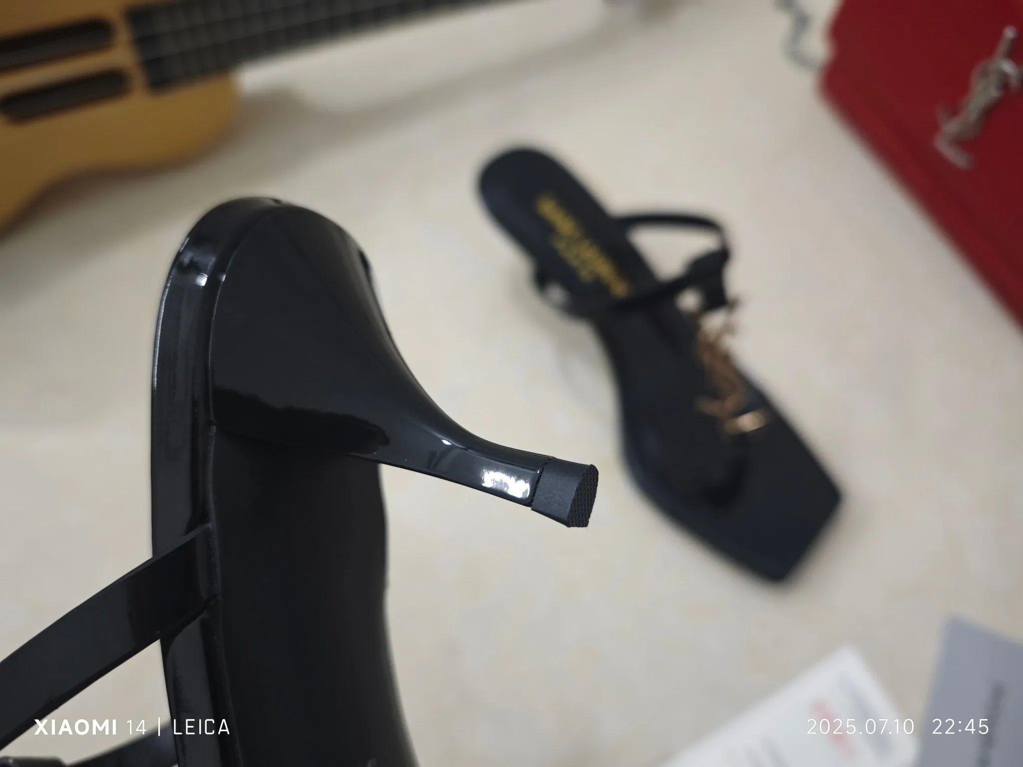 😍😍😍2025最新款😍😍😍 💰240顶级版本【Saint Laurent】YSL 圣罗兰logo细跟油边凉鞋😍今年必定俘虏无数美女的一款 👠后带完美的露肤度更显得白显瘦,经典时尚百搭款 低调中透露出高雅气质💃材料采用进口原版漆皮牛皮做面,内里垫脚采用进口羊皮,大底原版复刻的真皮大底,跟高6.5cm,超强度一体压铸而成,通过各种高强度测试都不会断跟(掰砍砸),这是让人眼前一亮的性感凉鞋,码数35-40(41/42/34定制不退换)