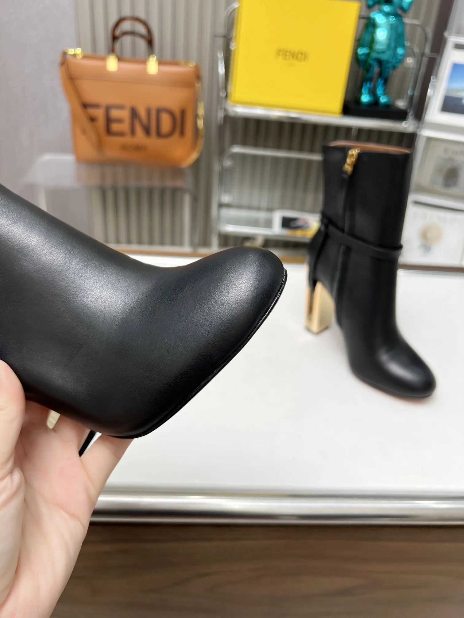 芬迪走秀新款 🔥🔥🔥 此款2穿设计 皮条扣子是可以拆卸的。✌️✌️✌️光面时尚简约。扣面高贵气质。真正的百搭款🤩🤩🤩 面料:小牛皮 内里:混种羊 颜色:黑色、米白色、棕色、杏色 大底:真皮大底 码数:35-40(41、42、43定做) 价格:350