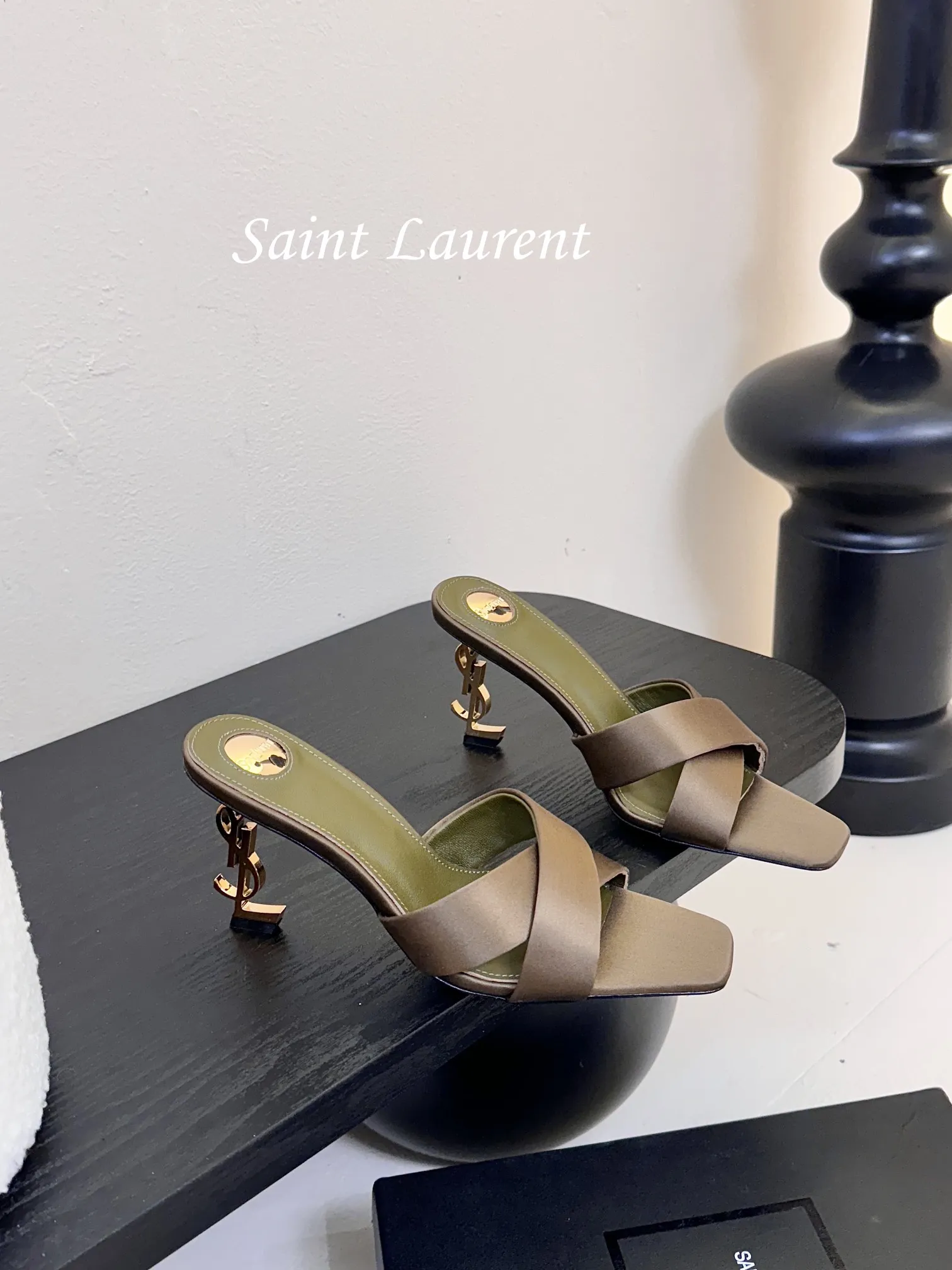 💰280 Saint Laurent / 圣罗兰Lee金属钻链条尖头高跟鞋YSL姐姐的美丽尤物高跟鞋 又是人间圣罗兰 Rose同款的高跟鞋化很好修饰脚型，奢华金属链 这几年SLP是在高跟鞋越来越懂女人了朝摒奔了防水台款的尴尬设计印象ysl绝美高跟鞋 鞋面：真丝 鞋底：真皮大底 跟高：约11cm 尺码：35-42(40-42定制不退不换)