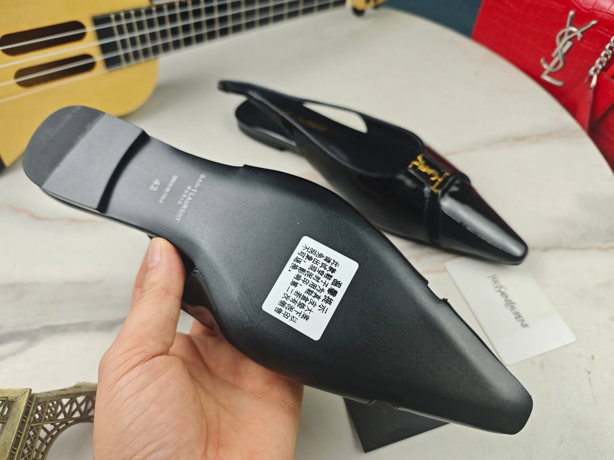 工厂价💰250【Saint Laurent】圣罗兰、平跟ysl字凉鞋💃2024早秋专柜同步最新款、YSL、装饰👠 经典上乘美艳力作 专柜最火春夏系列 兼备气质 时尚 经典耐看的设计风格 😌上脚效果特别美〰️，材料采用🇮🇹意大利进口小黑牛，进口黑漆皮、内里、垫脚；绵羊皮、平跟凉鞋，码数35-41码（34.41.42要定做，不退换）大底；进口真皮大底、配专柜全套包装