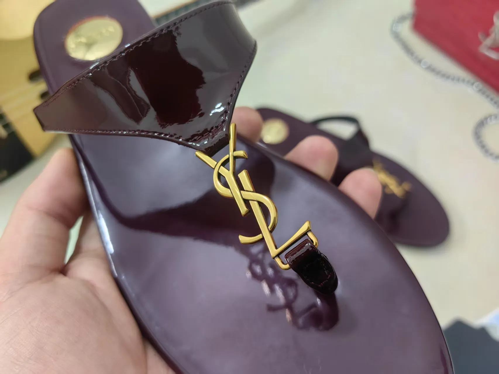 💰220【Saint Laurent】圣罗兰、平板夹脚凉鞋💃2025早春专柜同步最新款、YSL、Logo字母钻扣装饰👠 经典上乘美艳力作 专柜最火春夏系列 兼备气质 时尚 经典耐看的设计风格 😌上脚效果特别美〰️饰扣金色扣，材料采用🇮🇹意大利进口小黑牛，黑漆皮，卡其色经典工艺，、内里、垫脚；绵羊皮、 码数34-41码（34.41./42要定做，不退换）大底；进口真皮大底、配专柜全套包装