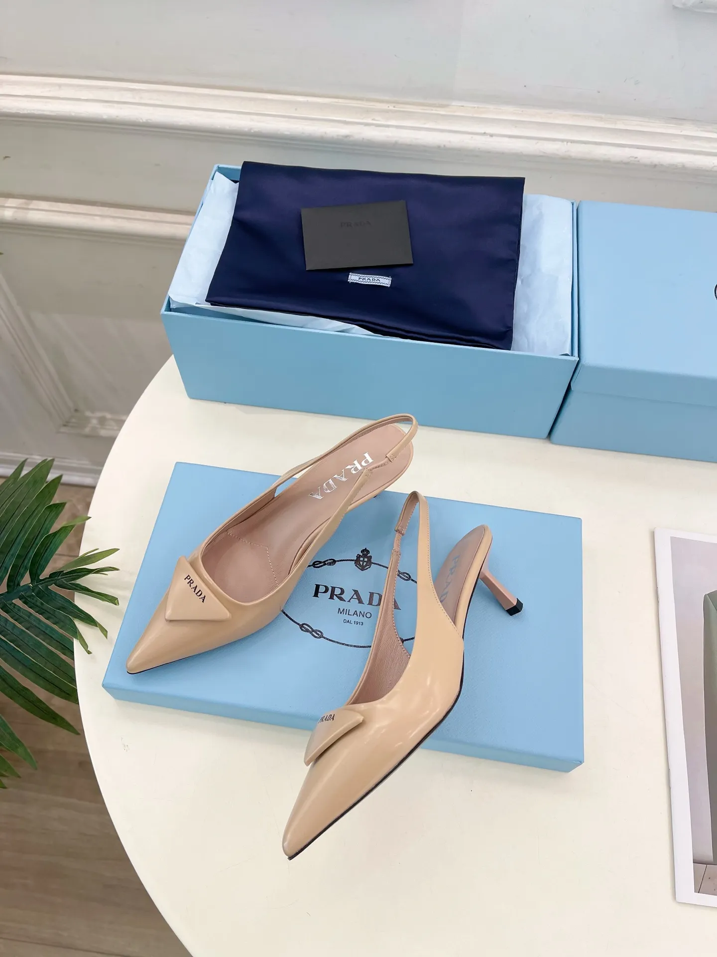 PRADA 普拉达 26𝐬𝐬 🌈2026春夏新品 专柜走秀款 经典三角标尖头露跟鞋系列〰 ◽鞋面：原版高定制开边珠/牛漆皮 ◽️ 内里：进口水染羊皮 ◽大底：原版意大利真皮大底 ◽️ 跟高：5.5cm ◽鞋码: 35-39（34.40.41.42.定做不退换） ◽出厂价：💰290