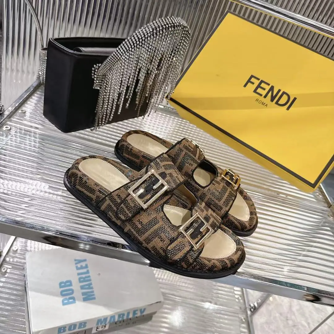 Fendi芬迪 最新配色 feel老花FF凉拖鞋 原版开模1:1还原早秋新款👡 奶油白皮革+FF老花双带扣,阳光下闪到尖叫✨ 边缘雕刻+金色金属件,专柜质感拉满!! 重点是上脚像踩云朵☁️ 轻到忘记穿鞋 暴走不闷脚! 出厂价💰200:35-40(41订做不退換)