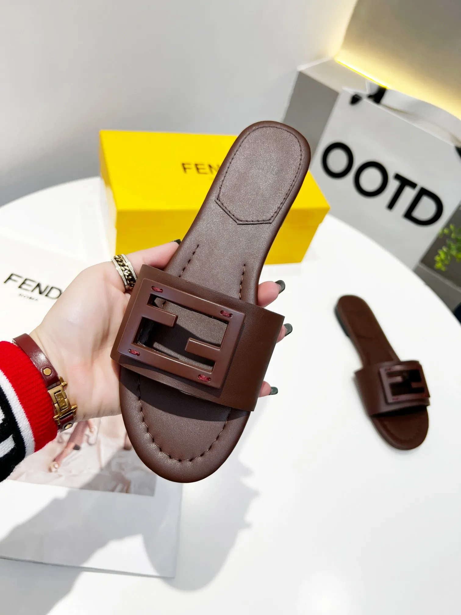 最新夏季爆款FENDI芬迪凉鞋，专柜原装正版，面料：头层牛皮，内里头层羊皮，橡胶底p140真皮底170，35&mdash;-42码欢迎下单，