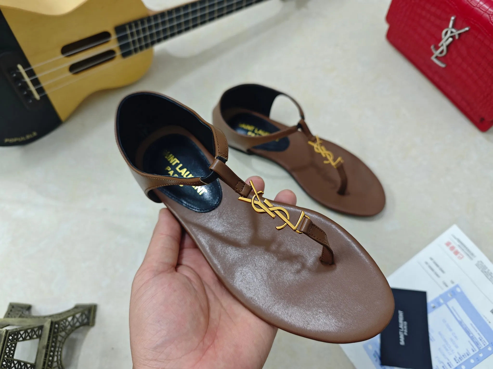 💰240【Saint Laurent】圣罗兰、平板夹脚凉鞋💃2025早春专柜同步最新款、YSL、Logo字母钻扣装饰👠 经典上乘美艳力作 专柜最火春夏系列 兼备气质 时尚 经典耐看的设计风格 😌上脚效果特别美〰️饰扣金色扣,材料采用🇮🇹意大利进口小黑牛,黑漆皮,卡其色经典工艺,、内里、垫脚;绵羊皮、 码数34-41码(34.41./42要定做,不退换)大底;进口真皮大底、配专柜全套包装