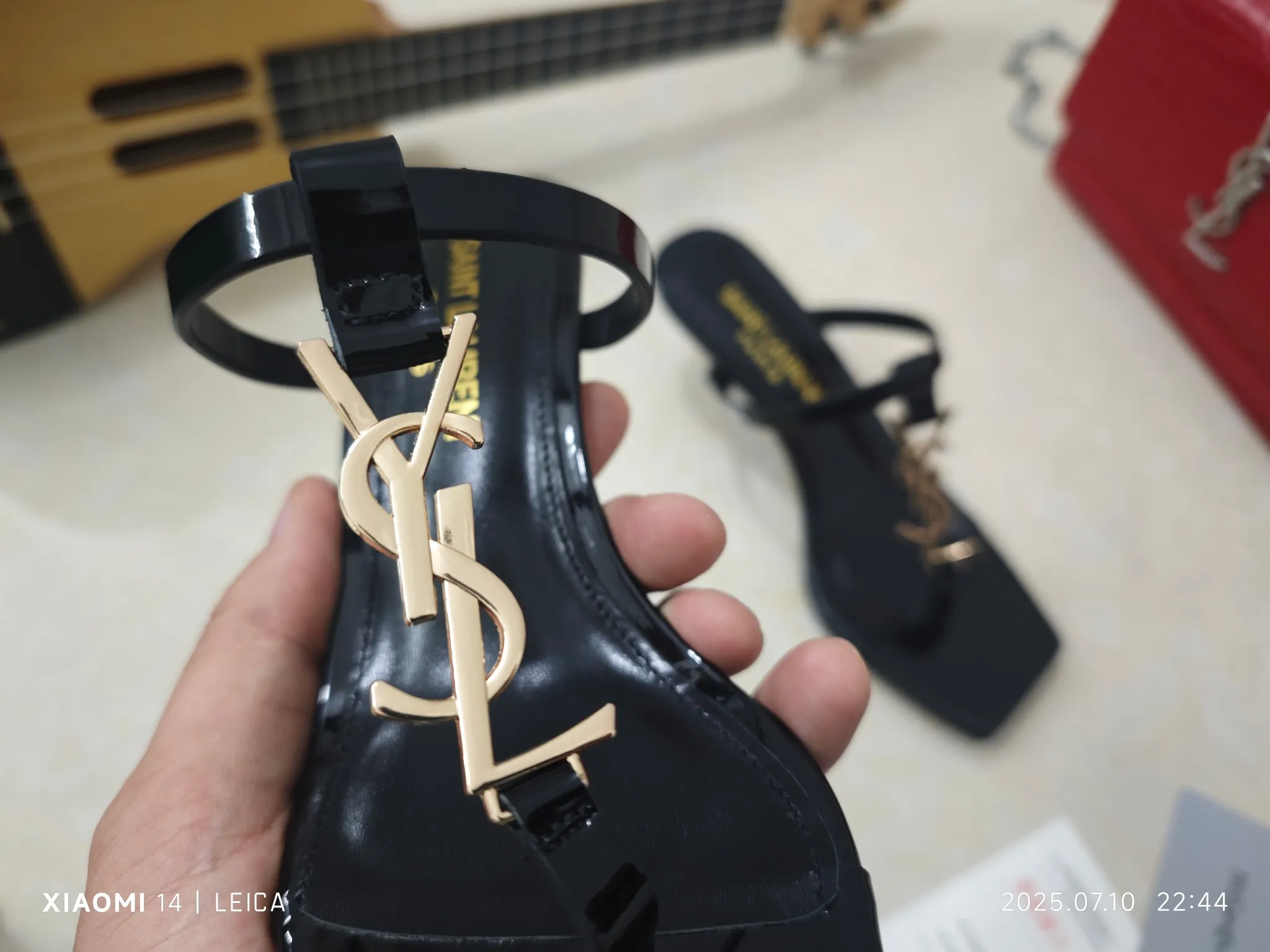 😍😍😍2025最新款😍😍😍 💰240顶级版本【Saint Laurent】YSL 圣罗兰logo细跟油边凉鞋😍今年必定俘虏无数美女的一款 👠后带完美的露肤度更显得白显瘦，经典时尚百搭款 低调中透露出高雅气质💃材料采用进口原版漆皮牛皮做面，内里垫脚采用进口羊皮，大底原版复刻的真皮大底，跟高6.5cm，超强度一体压铸而成，通过各种高强度测试都不会断跟(掰砍砸)，这是让人眼前一亮的性感凉鞋，码数35－40(41/42/34定制不退换）