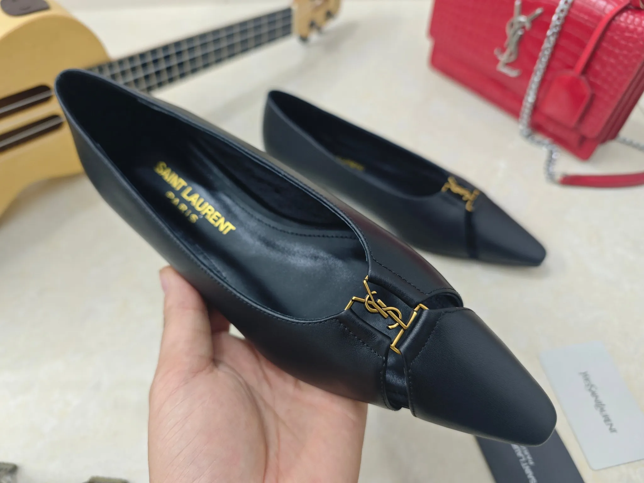 工厂价💰260【Saint Laurent】圣罗兰、平跟ysl字单鞋💃2024早秋专柜同步最新款、YSL、装饰👠 经典上乘美艳力作 专柜最火春夏系列 兼备气质 时尚 经典耐看的设计风格 😌上脚效果特别美〰️，材料采用🇮🇹意大利进口小黑牛，进口黑漆皮、内里、垫脚；绵羊皮、平跟单鞋，码数35-41码（34.41.42要定做，不退换）大底；进口真皮大底、配专柜全套包装