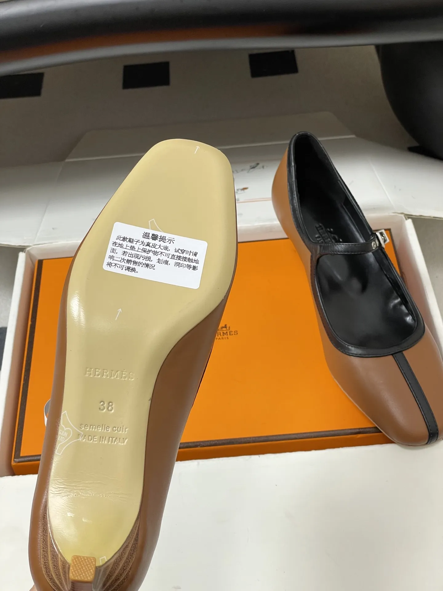 p330-顶级品质 Hermes 爱马仕🐎 H家25s早秋新款 Lilibeth 40高跟鞋 芭蕾舞鞋玛丽珍小猫跟单鞋 Toscan小牛皮高跟鞋,搭配标志性‘H’鞋扣和撞色滚边。打造精致柔美造型。 尖头设计经典且时尚,能够在视觉上拉长腿部线条,使双脚看起来更加修长。鞋面上有一条细长的鞋带,增加了鞋子的层次感和设计感。鞋带上配有一个精致的金属扣装饰,为整体造型增添了一丝亮点和时尚感。 这双鞋整体风格简约而不失优雅,融合了经典与时尚元素。主色调使其具有很强的百搭性,无论是搭配正式的服装还是休闲的服饰,都能展现出不同的风格魅力。 鞋面:小牛皮/定制真丝绒 内里垫脚:小羊皮 鞋底:意大利A级真皮大底 跟高:4cm 码数:35-39(40.41.42 定做不退换)
