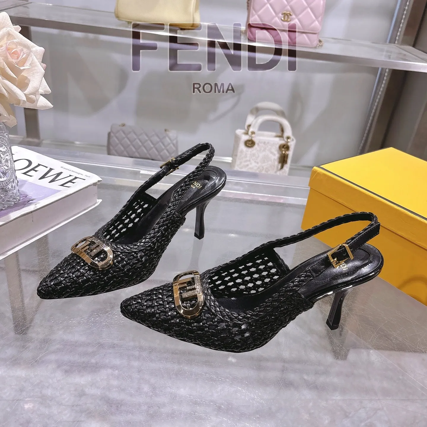 🎉🆕𝙁𝙀𝙉𝘿𝙄 🆕 | 芬迪 2025🆕🙌 编织镂空系带露跟高跟鞋凉鞋💯 〰 〰 🆕 🆕🆕 〰 〰 💯 出厂价： ♡真皮大底：300💰 ♡〰 ɪɴғᴏʀᴍᴀᴛɪᴏɴ 〰 ♡ Fendi编织镂空性感高跟鞋。 手工编织皮革镂空透气柔软清爽面料～～鞋侧高端金属扣系带开合精简利落✨ 高级编织精美鞋面&重工镶钻金色金属五金扣，搭配出质感奢华高贵 线条流畅优美 精湛工艺在每一处细节尽显，穿上就气场十足～👍🔝。 ♡面料：手工编织皮革&特级羊皮。 特级羊皮里羊皮 垫脚 颜色：优雅黑、银光色 . 棕黄色. 纯白色。 ♡跟高：8. 𝒄𝒎 ♡Size：35-41（41定做不予退换，先付款后生产❤️ ）