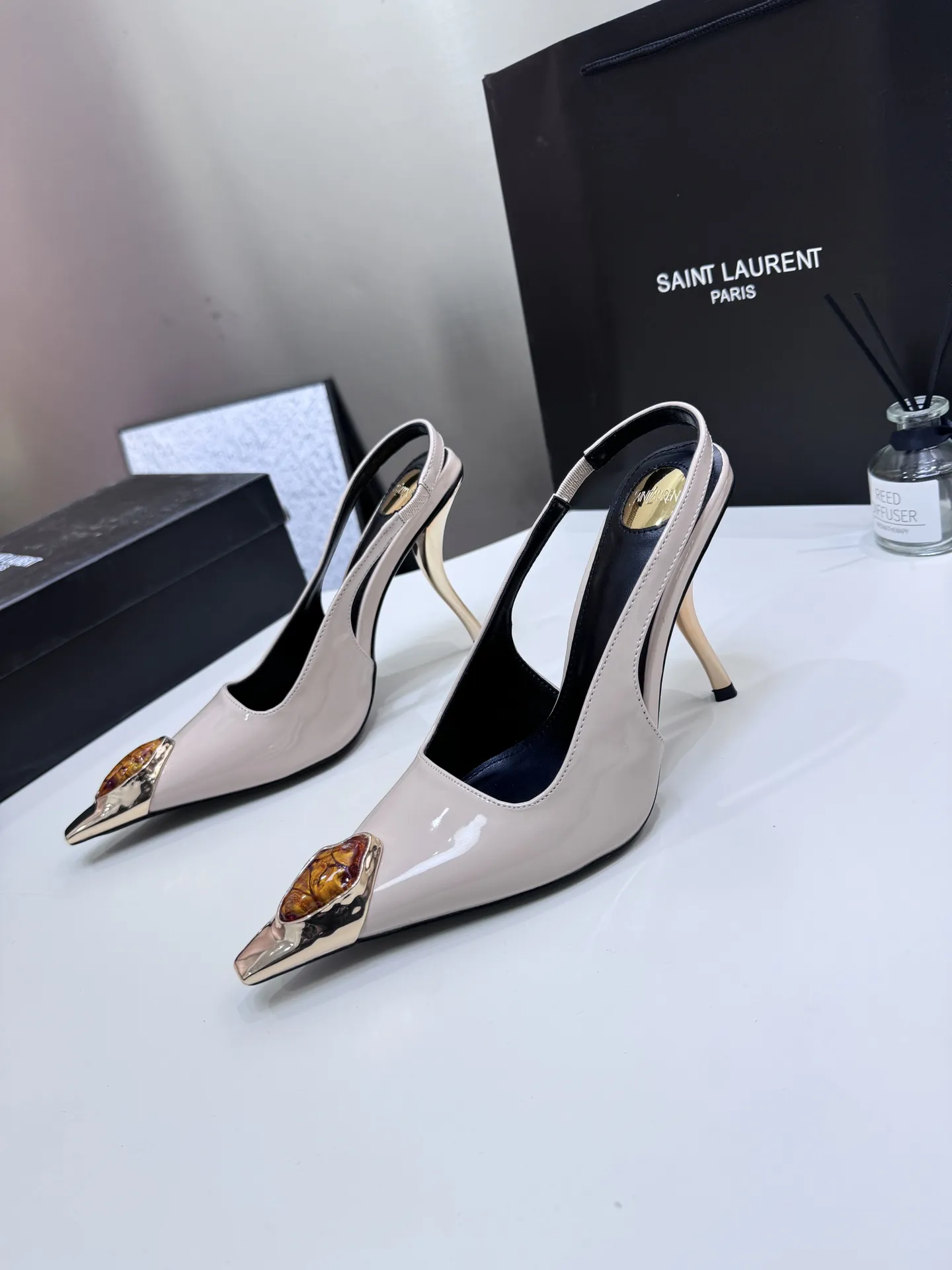 橙子出厂价💰105 Saint lauret 圣罗兰 YSL新款 复古宝石高跟凉鞋 高跟鞋 细跟单鞋 优雅大气 各种小裙子搭配起来 完全不挑脚型哦 通透的闪钻在光线的照耀下呈现幻彩 真的美的过分 上脚显白的让人上头!细巧水晶链饰点亮脚踝纤雅线条 释放无限♾优雅魅力 探索更多臻选高跟鞋! 跟高:7CM、9CM 码数:34-40