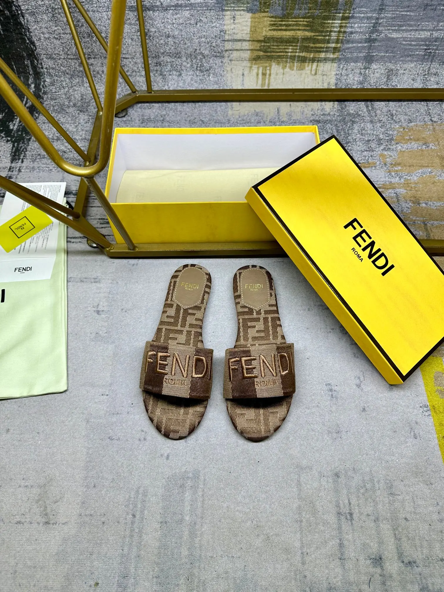 FENDI最新爆款，宽饰带平底拖鞋，条纹帆布材料+同色皮边缘，FF提花帆布鞋垫，同色羊皮垫脚，35-42码，橡胶大底p160，真皮大底p190