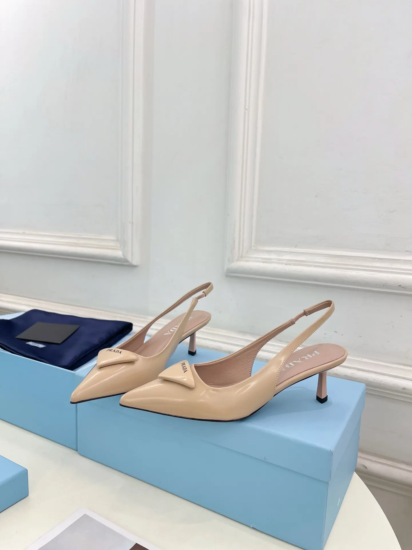 PRADA 普拉达 26𝐬𝐬 🌈2026春夏新品 专柜走秀款 经典三角标尖头露跟鞋系列〰 ◽鞋面：原版高定制开边珠/牛漆皮 ◽️ 内里：进口水染羊皮 ◽大底：原版意大利真皮大底 ◽️ 跟高：5.5cm ◽鞋码: 35-39（34.40.41.42.定做不退换） ◽出厂价：💰290