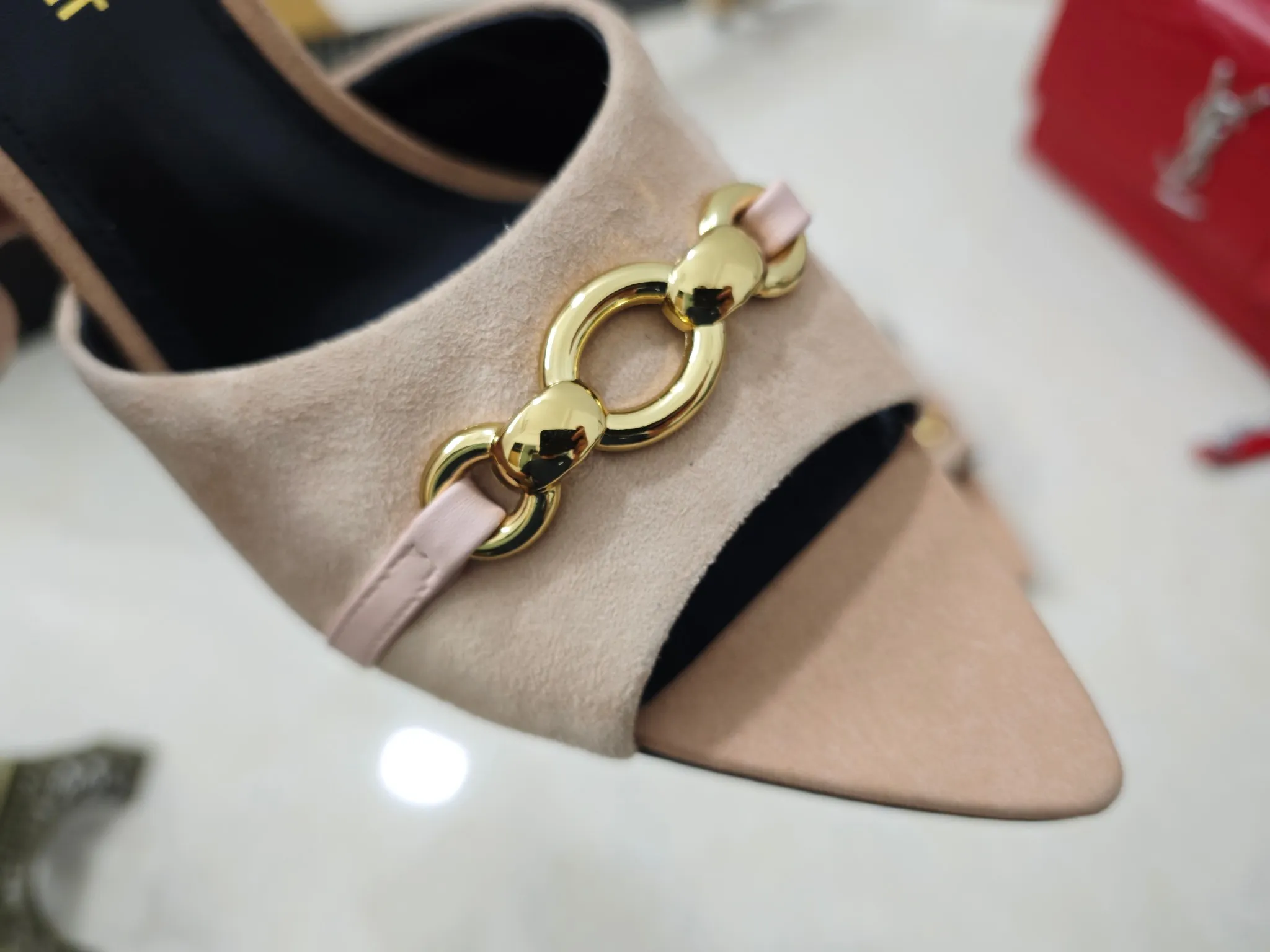 工厂价💰240【Saint Laurent】圣罗兰、细跟ysl字凉鞋💃2025早春专柜同步最新款、YSL、装饰👠 经典上乘美艳力作 专柜最火春夏系列 兼备气质 时尚 经典耐看的设计风格 😌上脚效果特别美〰️,材料采用🇮🇹意大利进口黑羊猄、内里、垫脚;绵羊皮、中跟凉鞋,码数35-41码(34.41.42要定做,不退换)大底;进口真皮大底、配专柜全套包装