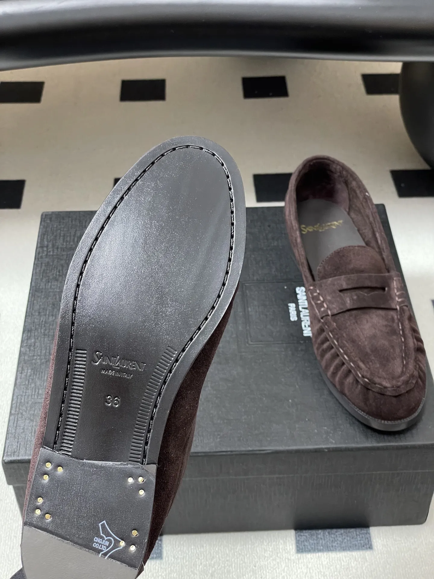 p310-顶级品质 Saint Laurent 圣罗兰fw26 new arrival~ YSL LE LOAFER系列 26Fw春夏新款复古质感鳗鱼纹褶皱乐福鞋/穆勒鞋麂皮绒面老钱风单鞋/半拖鞋一脚蹬休闲鞋 标志性褶皱鞋头+手工莫卡辛缝线,自带复古松弛感;鞋身是乐福鞋经典一脚蹬设计,搭配金属YSL标志,简约又有辨识度。 皮革内衬+真皮大底,质感和舒适度都在线。风格适配性强,既能搭正装(西装/裙装)走精致路线,也能配休闲装,牛仔裤/卫衣,打造松弛感,属于“一鞋多穿”的轻奢单品。 鞋面:牛皮/胎牛反绒/牛油皮 内里垫脚:丝绸羊皮 鞋底:意大利双层加厚真皮大底 码数:35-39(40.41定做不退换)